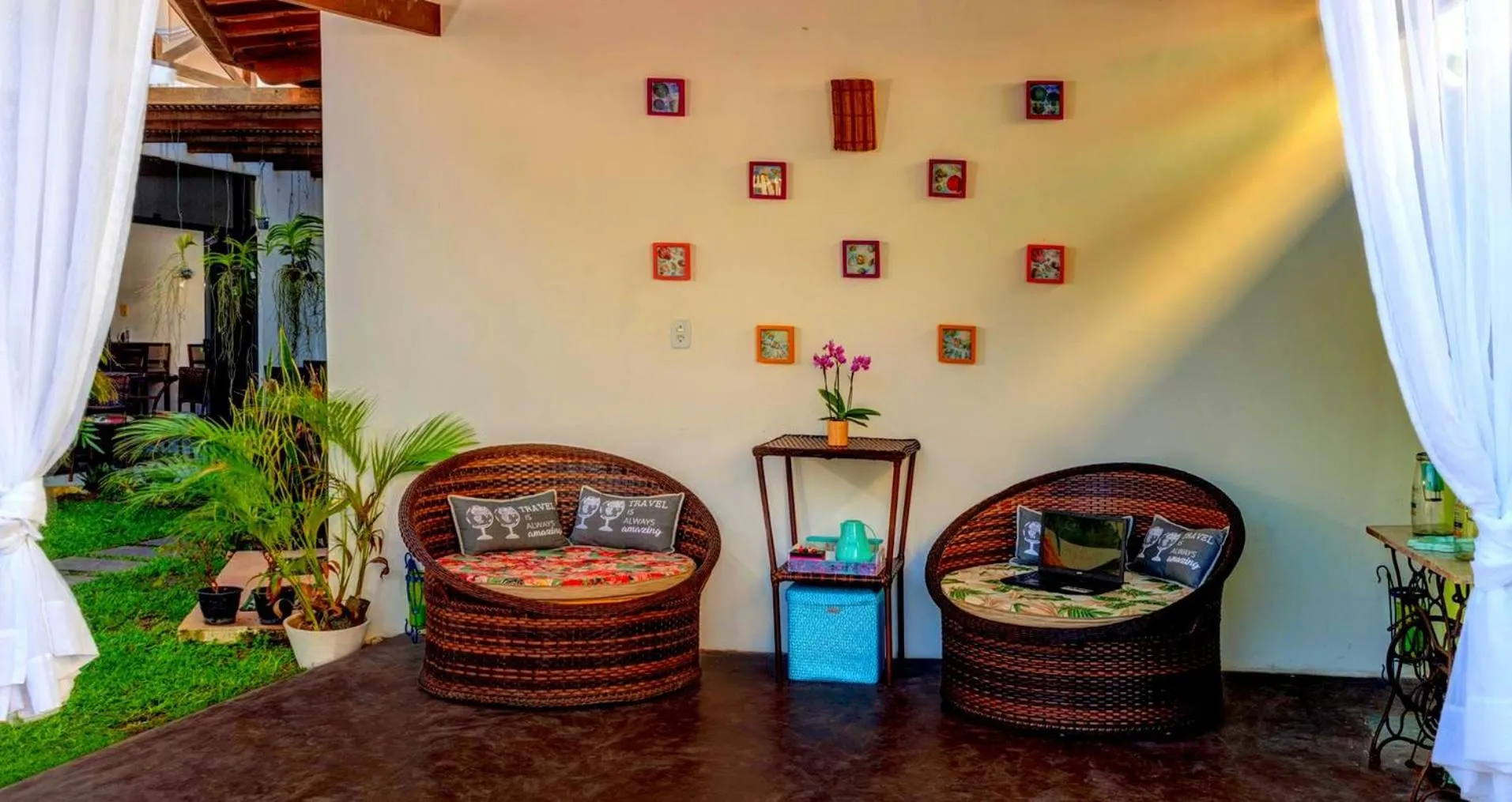 Communal lounge/ TV room in Pousada Lua e Mar