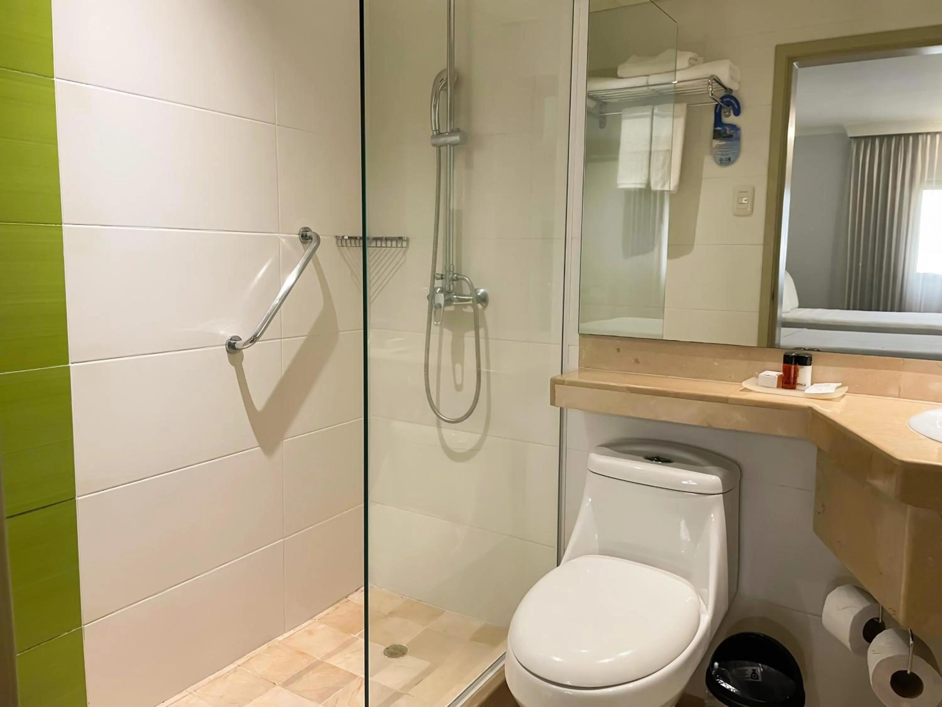 Shower in Grand Hotel Guayaquil, an Ascend Collection Hotel