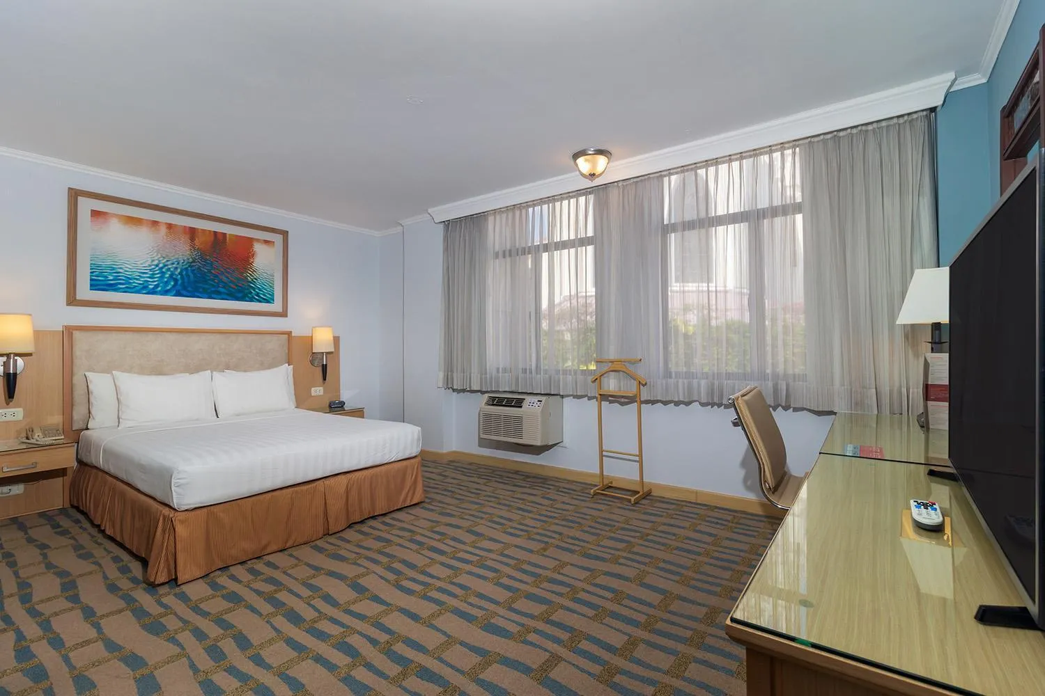 Bed in Grand Hotel Guayaquil, an Ascend Collection Hotel