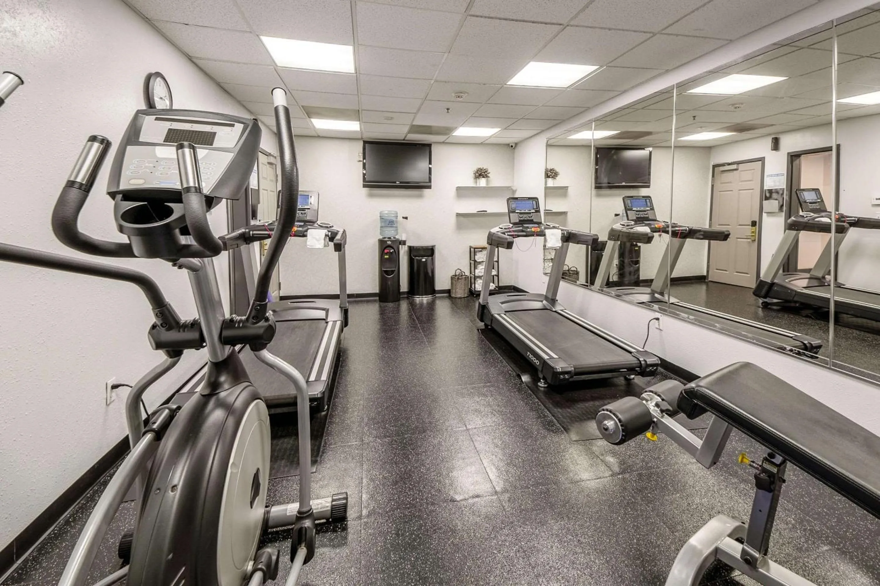 Fitness centre/facilities in Country Inn & Suites by Radisson, Ontario at Ontario Mills, CA