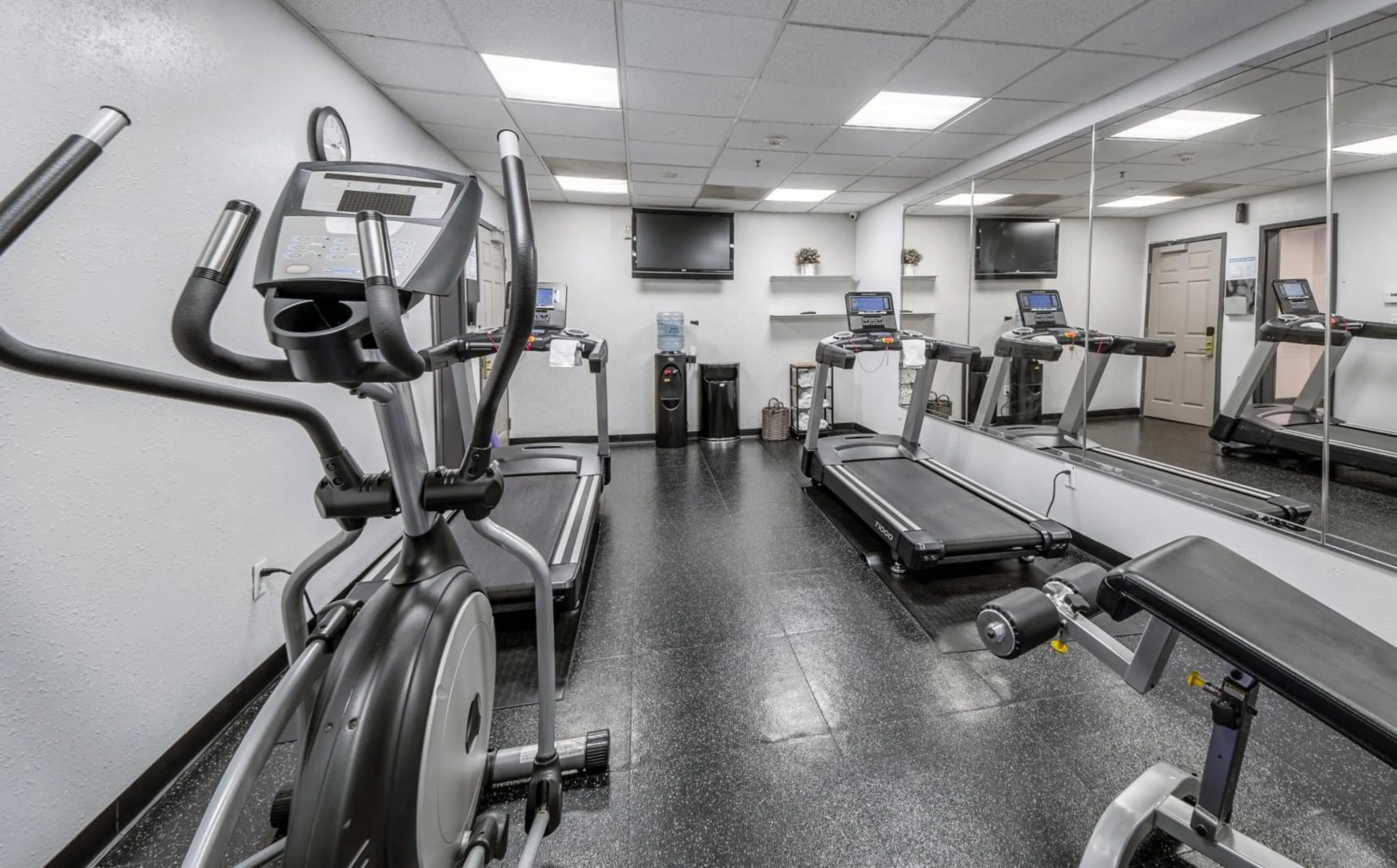 Fitness centre/facilities in Country Inn & Suites by Radisson, Ontario at Ontario Mills, CA