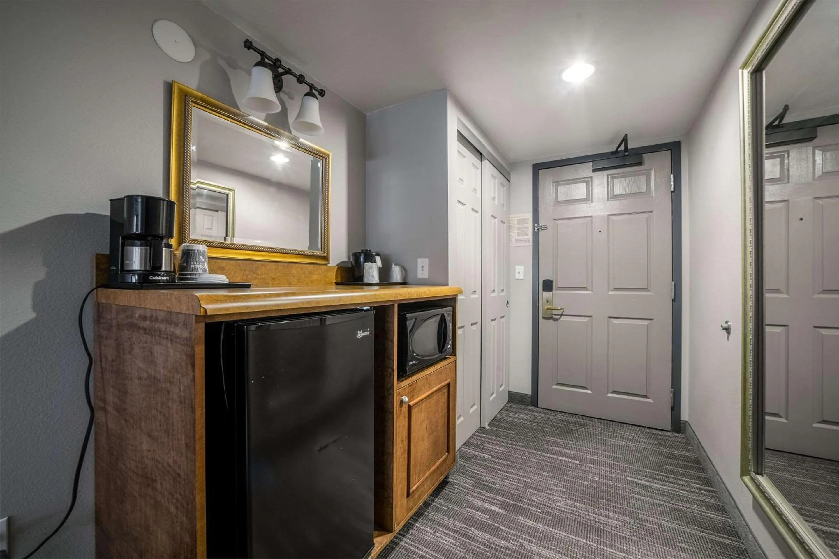 Bedroom in Country Inn & Suites by Radisson, Ontario at Ontario Mills, CA