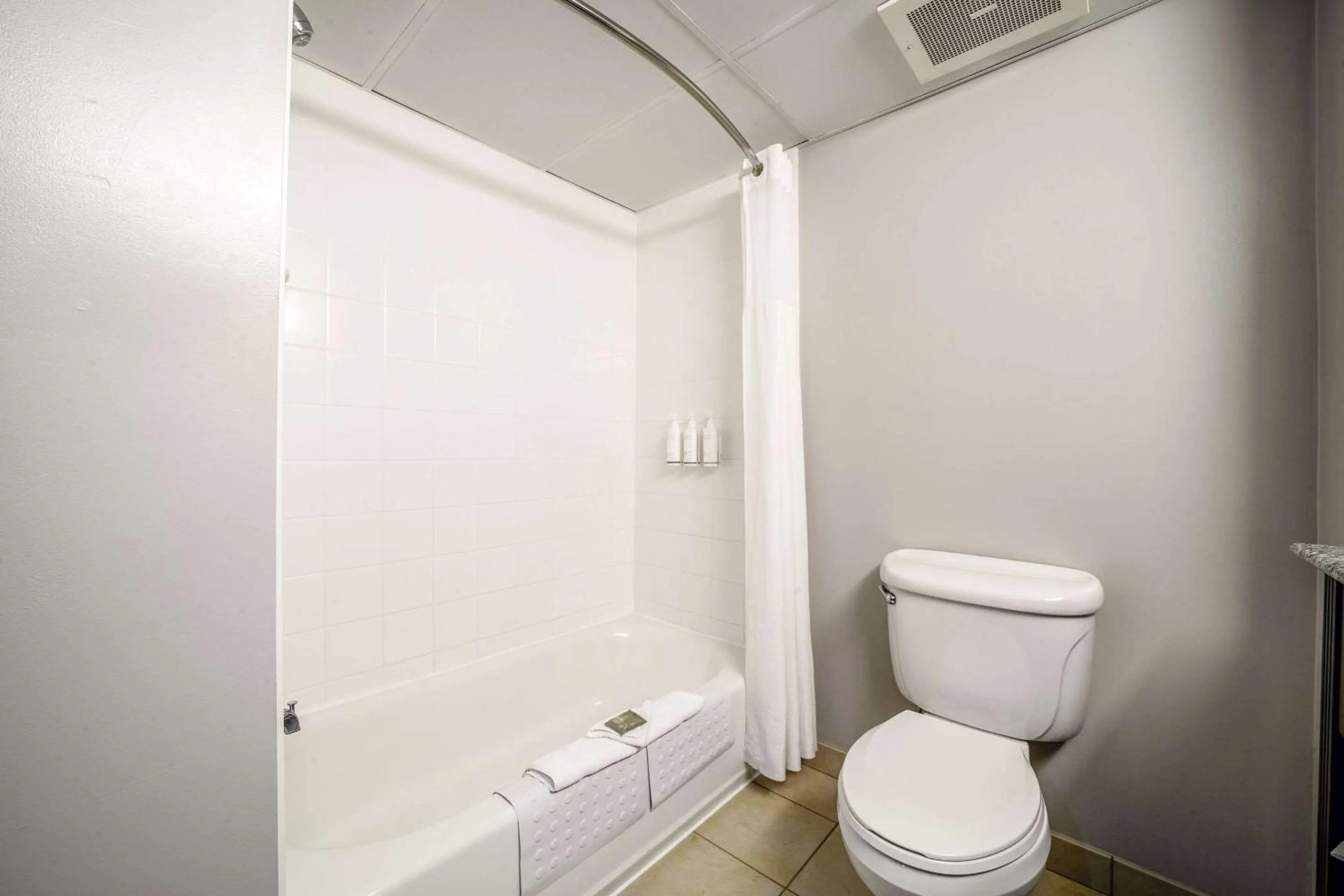 Bedroom in Country Inn & Suites by Radisson, Ontario at Ontario Mills, CA