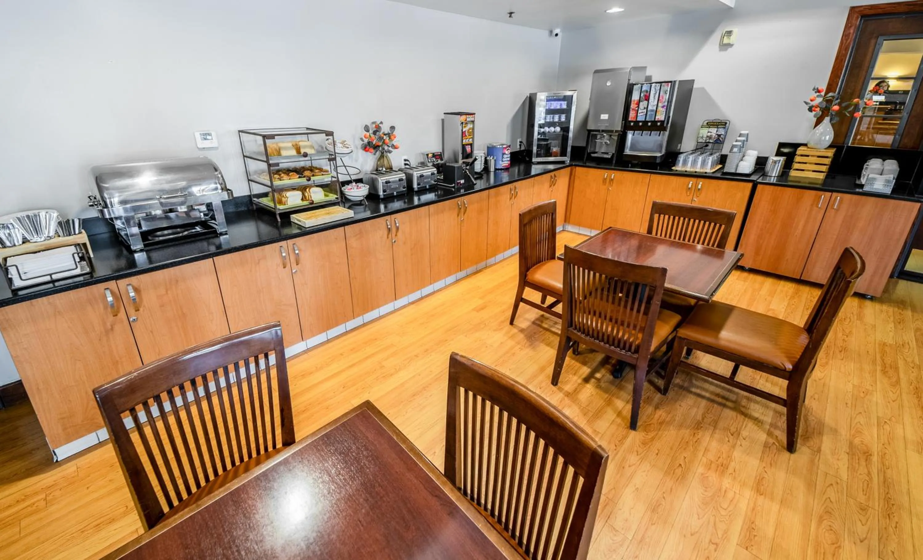 Breakfast in Country Inn & Suites by Radisson, Ontario at Ontario Mills, CA