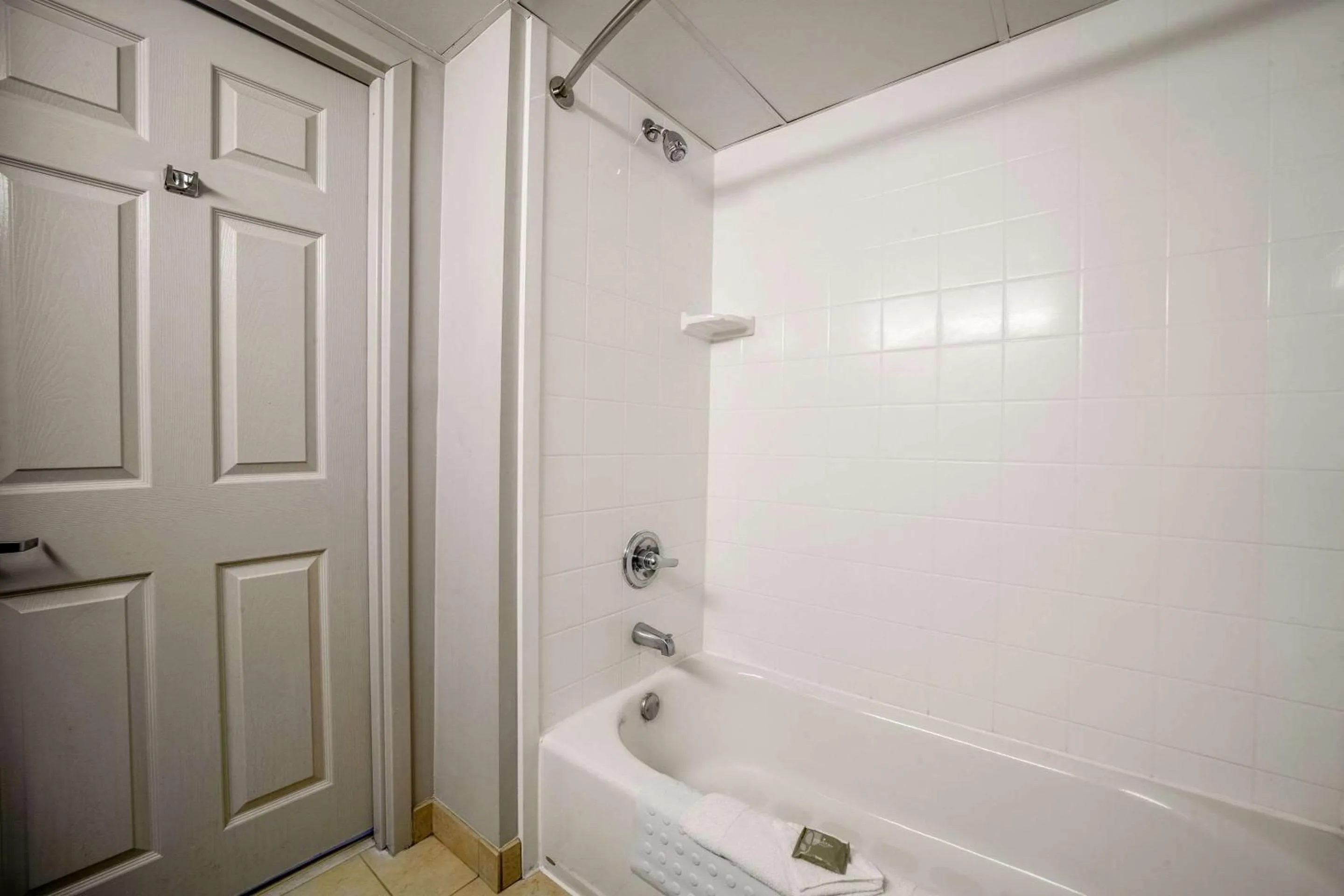 Bedroom in Country Inn & Suites by Radisson, Ontario at Ontario Mills, CA