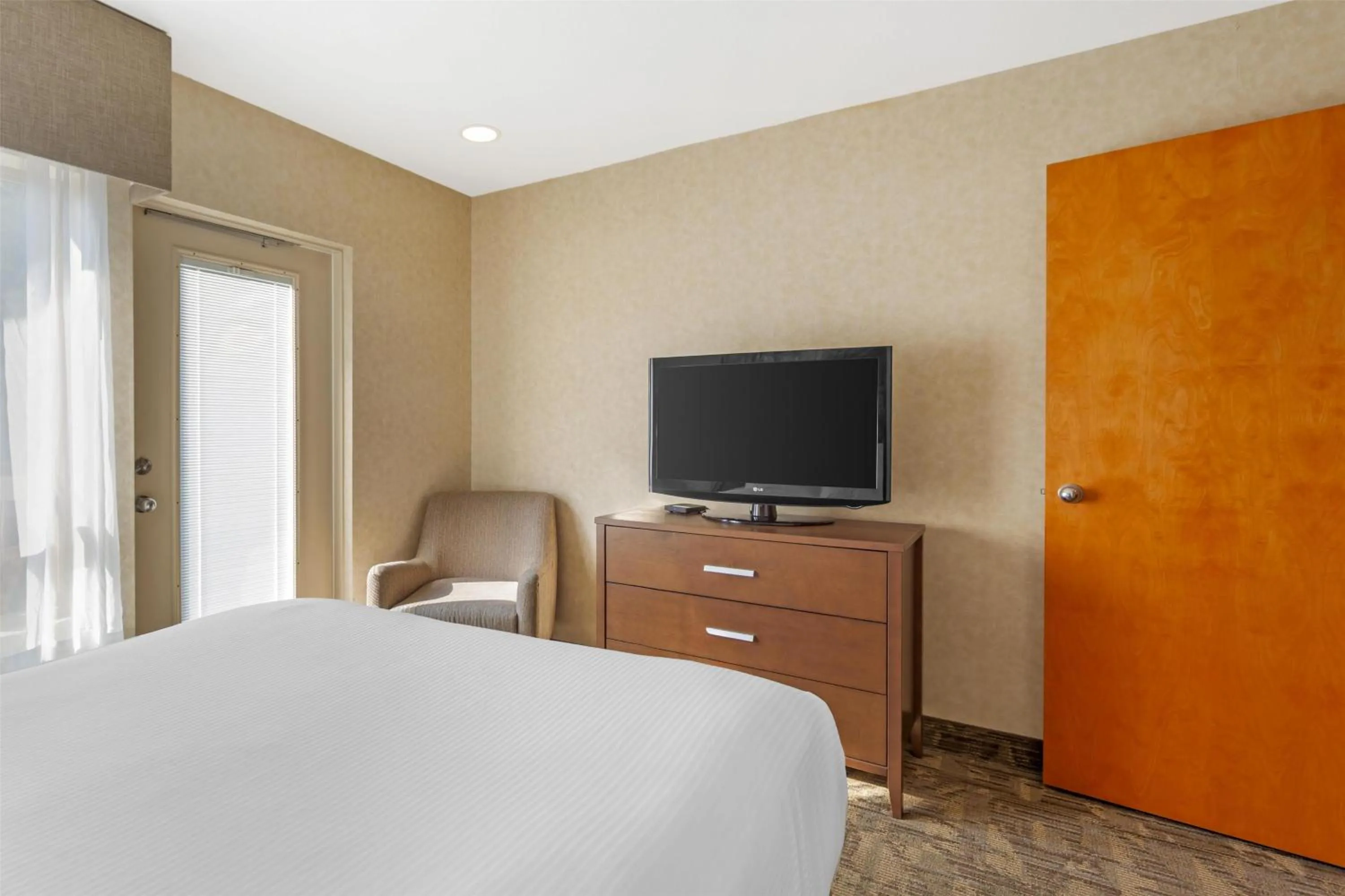 Photo of the whole room, Bed in Best Western Plus Valemount Inn & Suites