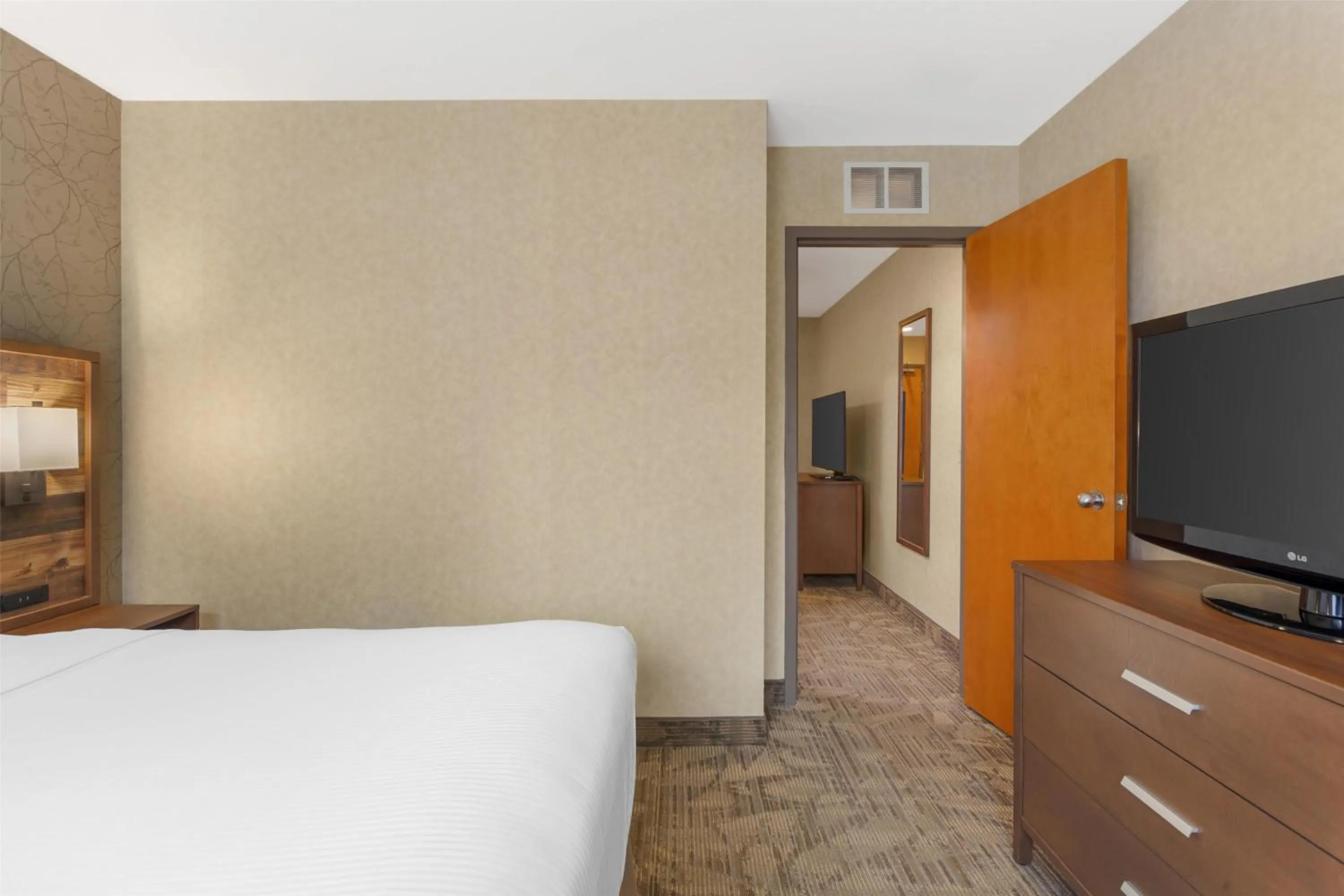 Photo of the whole room, Bed in Best Western Plus Valemount Inn & Suites