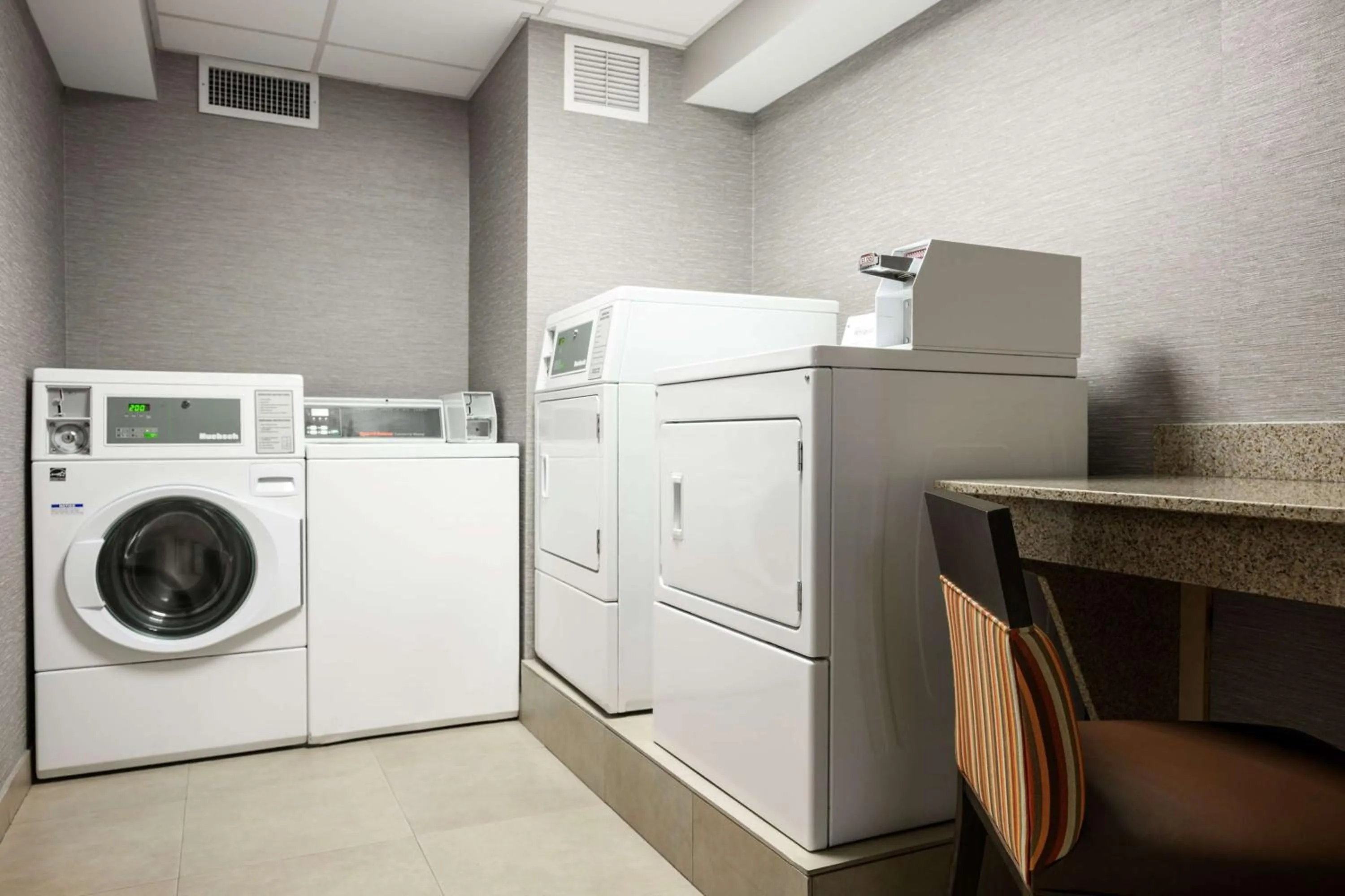 Property building in Hampton Inn Evansville Airport