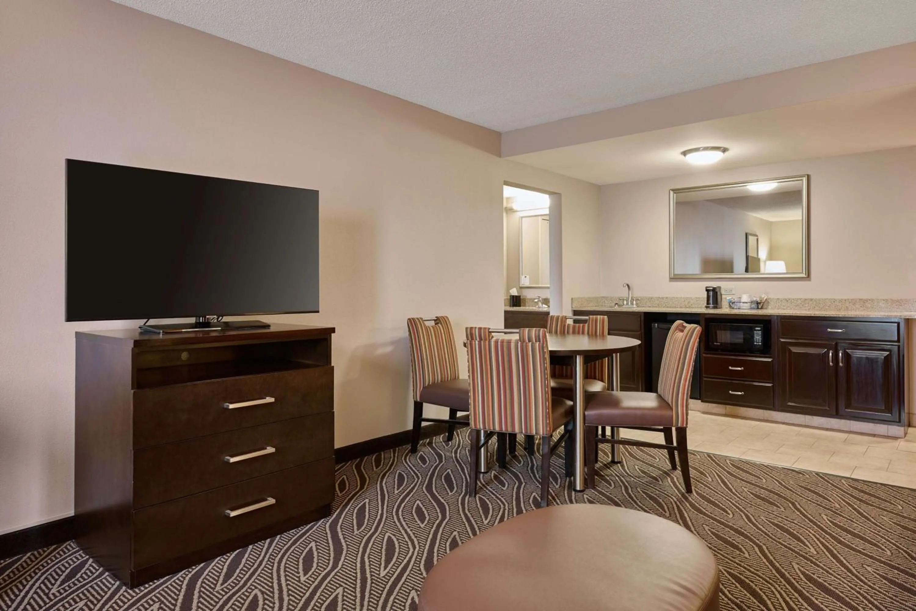 Photo of the whole room in Hampton Inn Evansville Airport