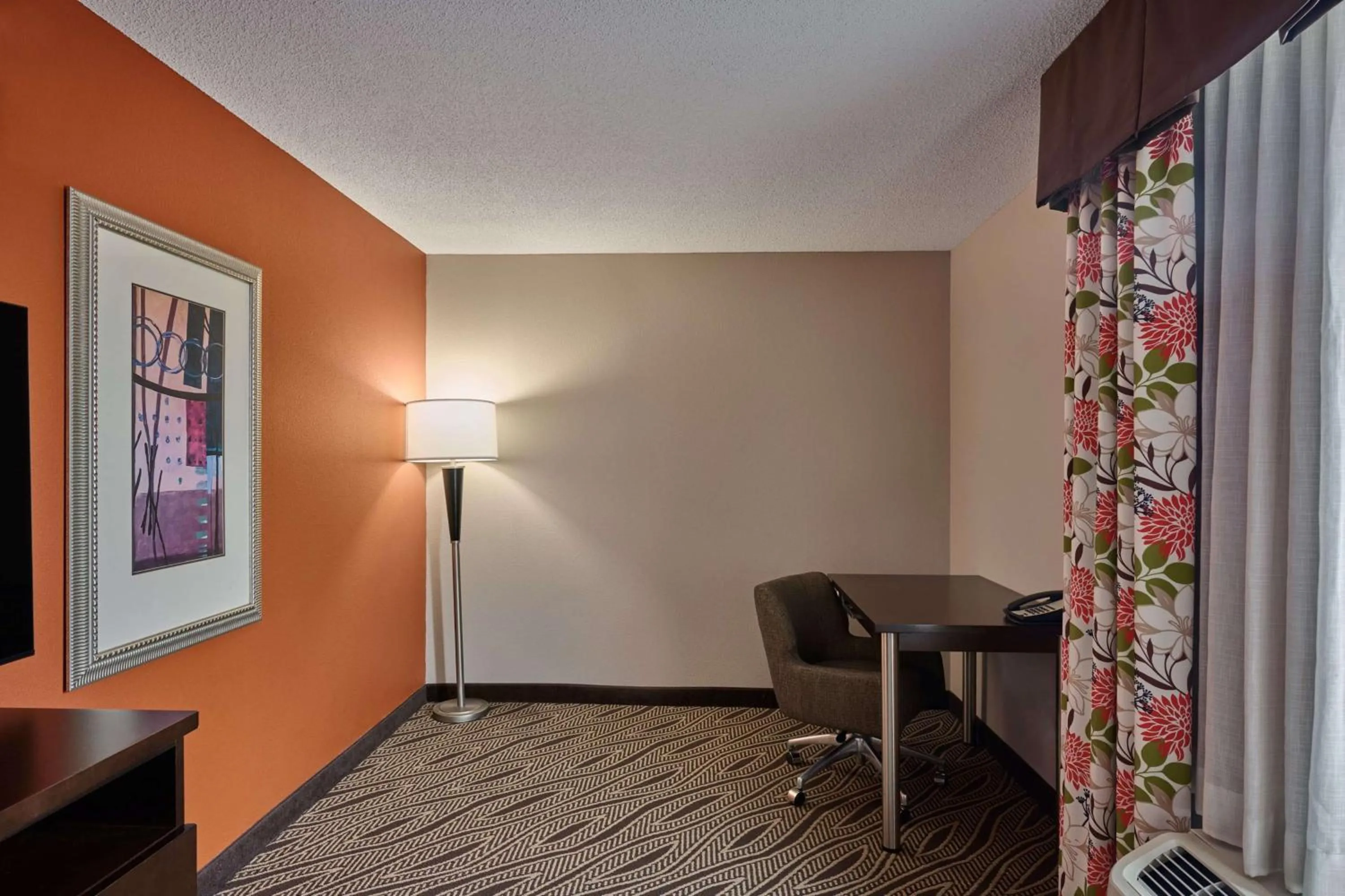 Bedroom in Hampton Inn Evansville Airport
