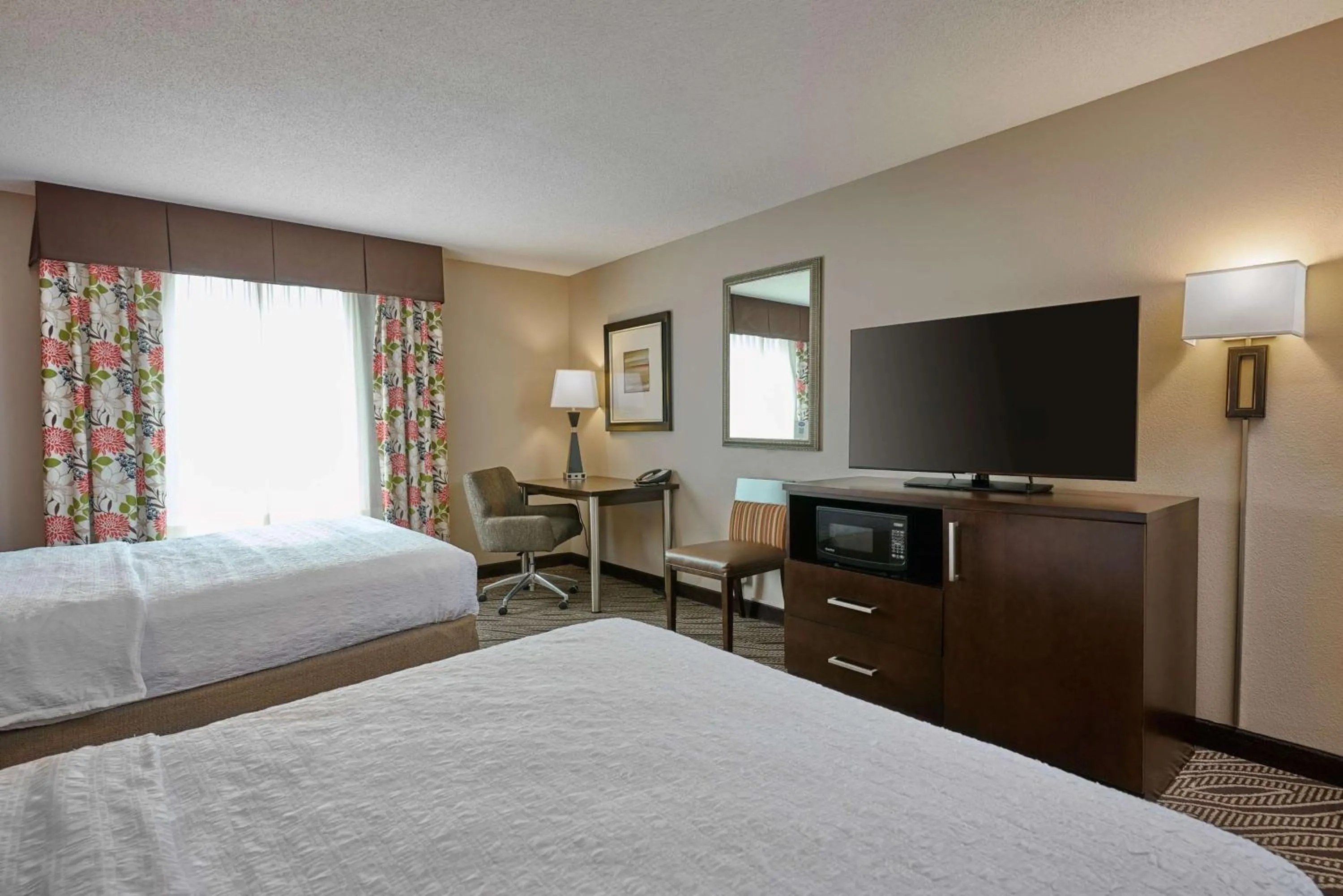 Bedroom, Bed in Hampton Inn Evansville Airport