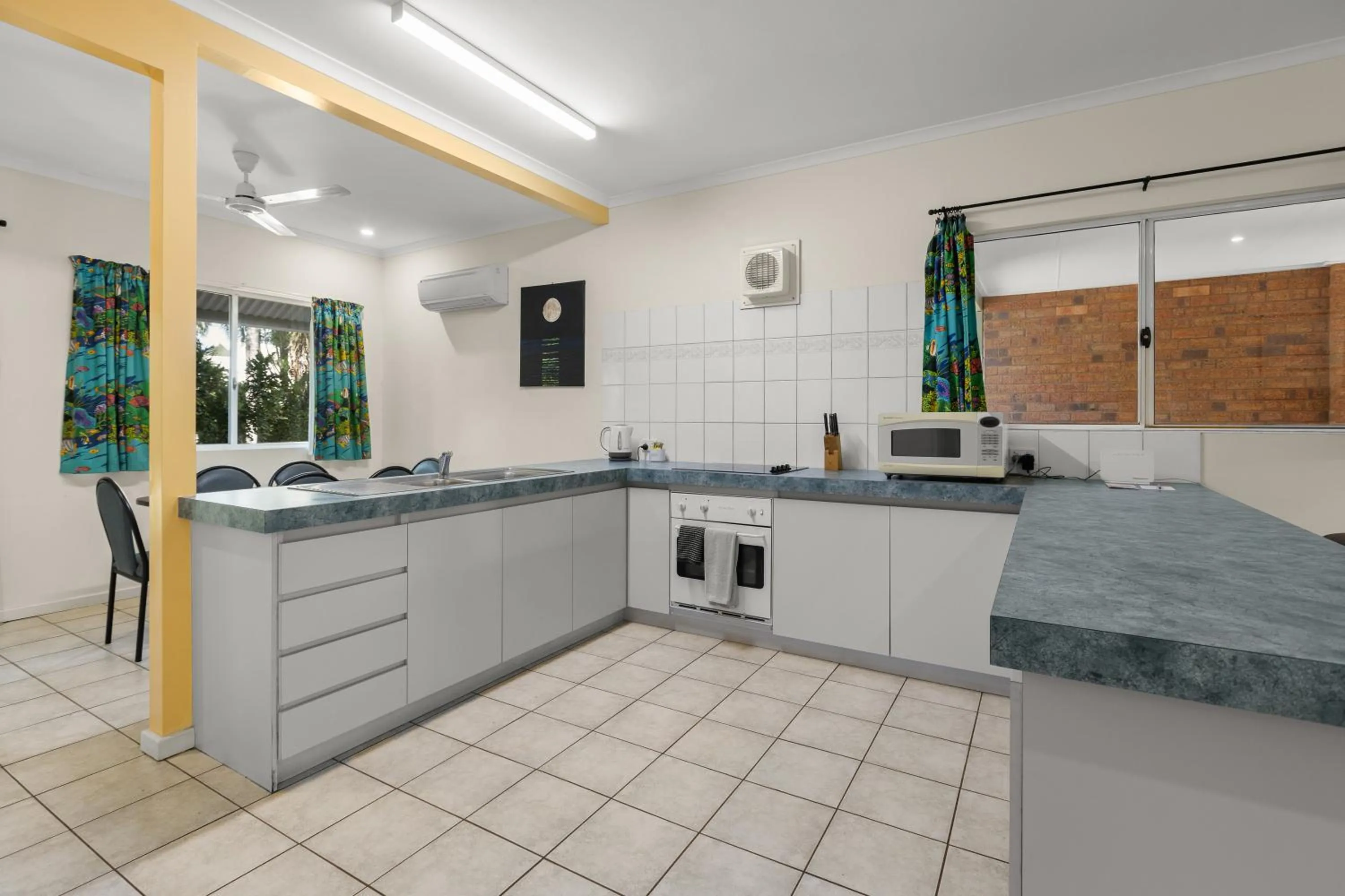 microwave in Cable Beachside Villas