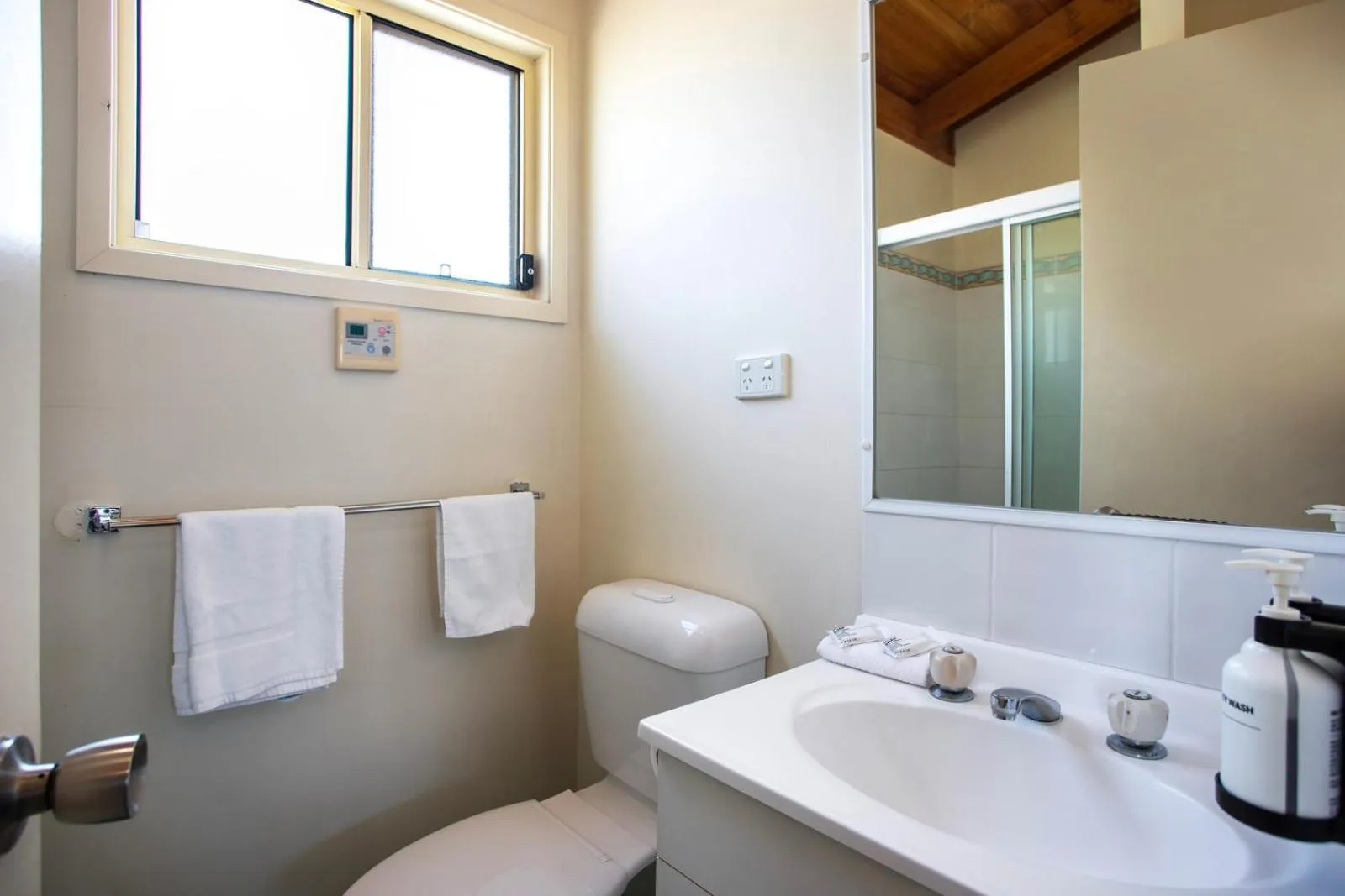 Toilet in Ingenia Holidays Middle Rock