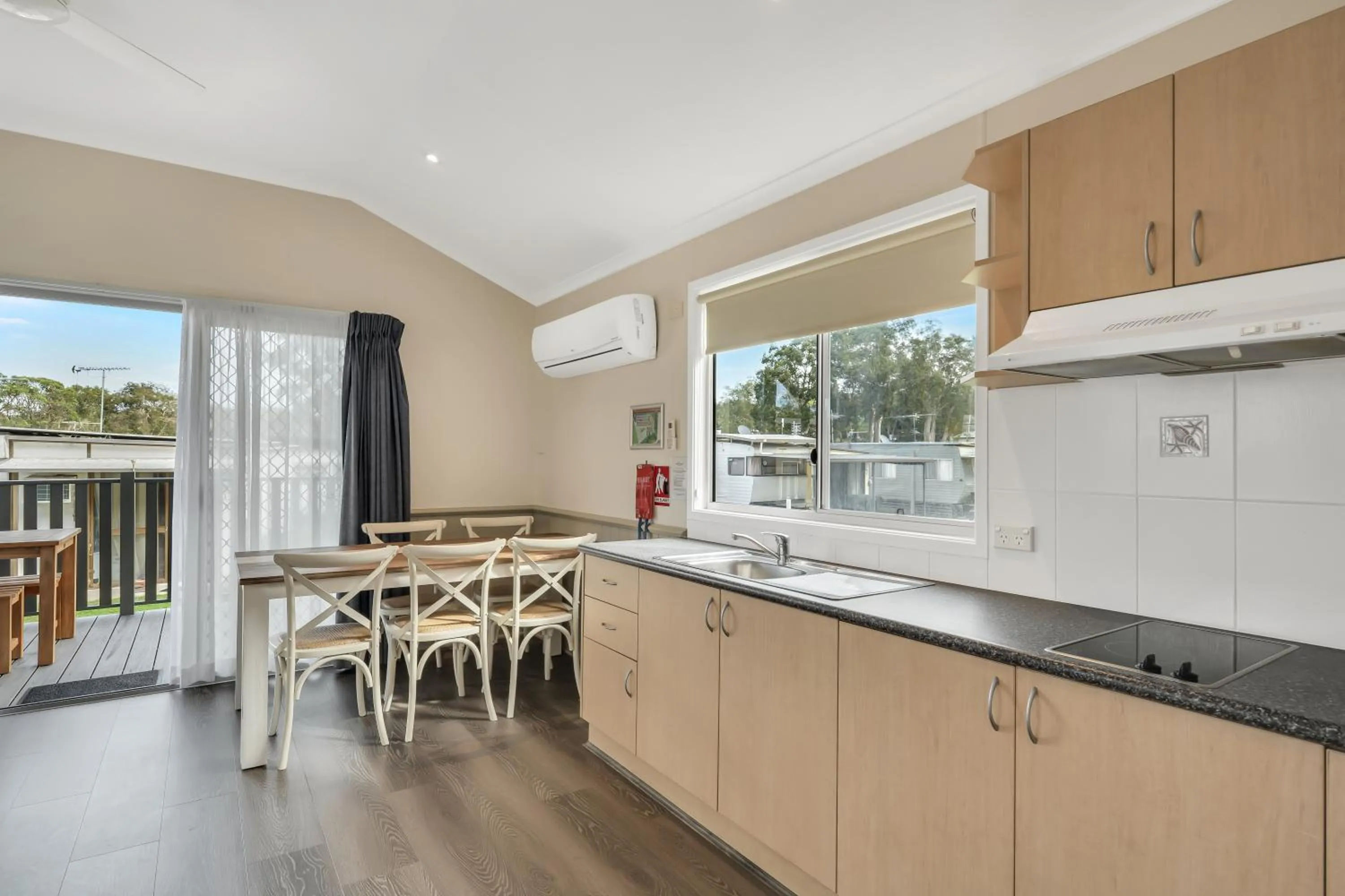 Dining area in Ingenia Holidays Middle Rock