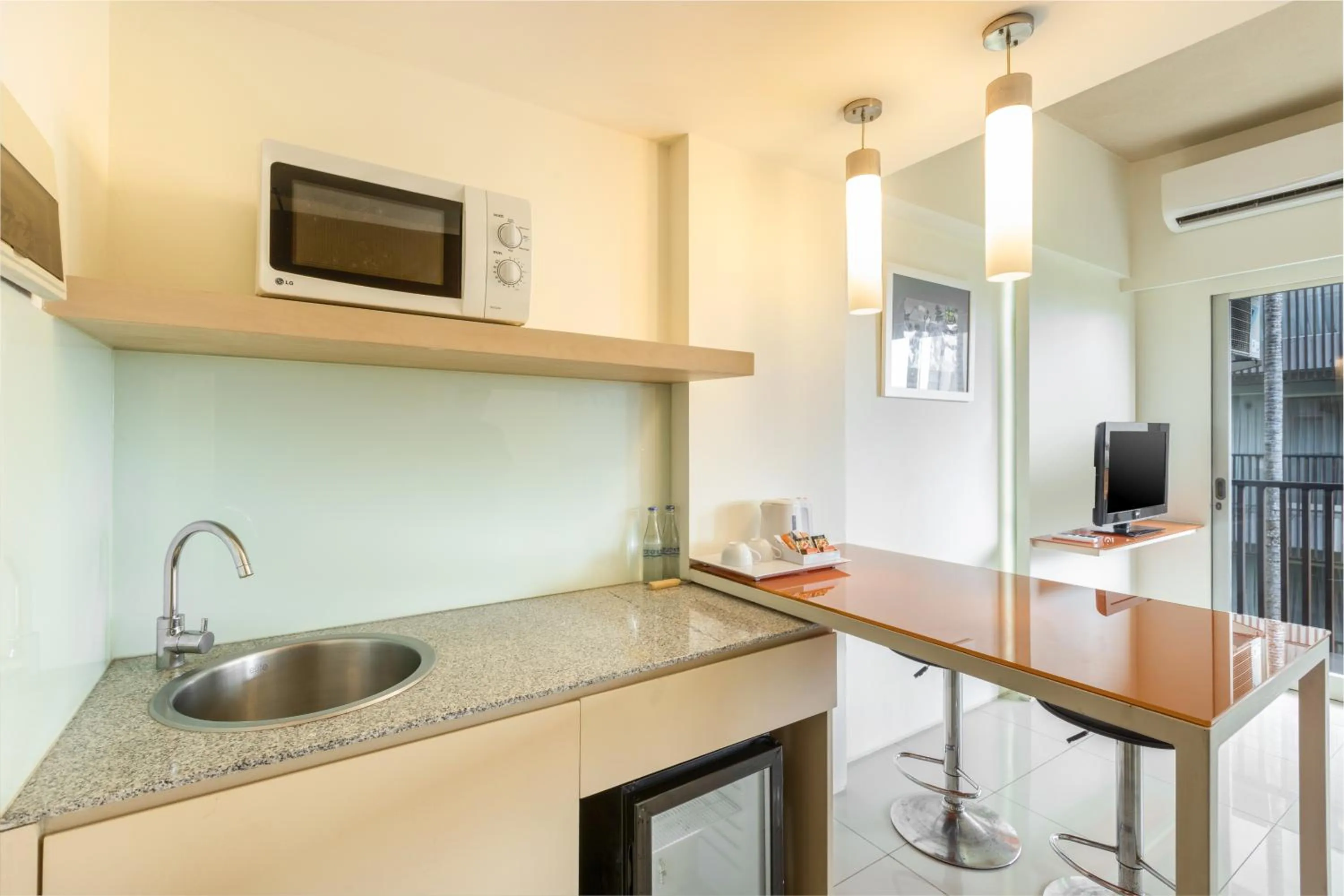 Dining area in HARRIS Hotel & Residences Sunset Road