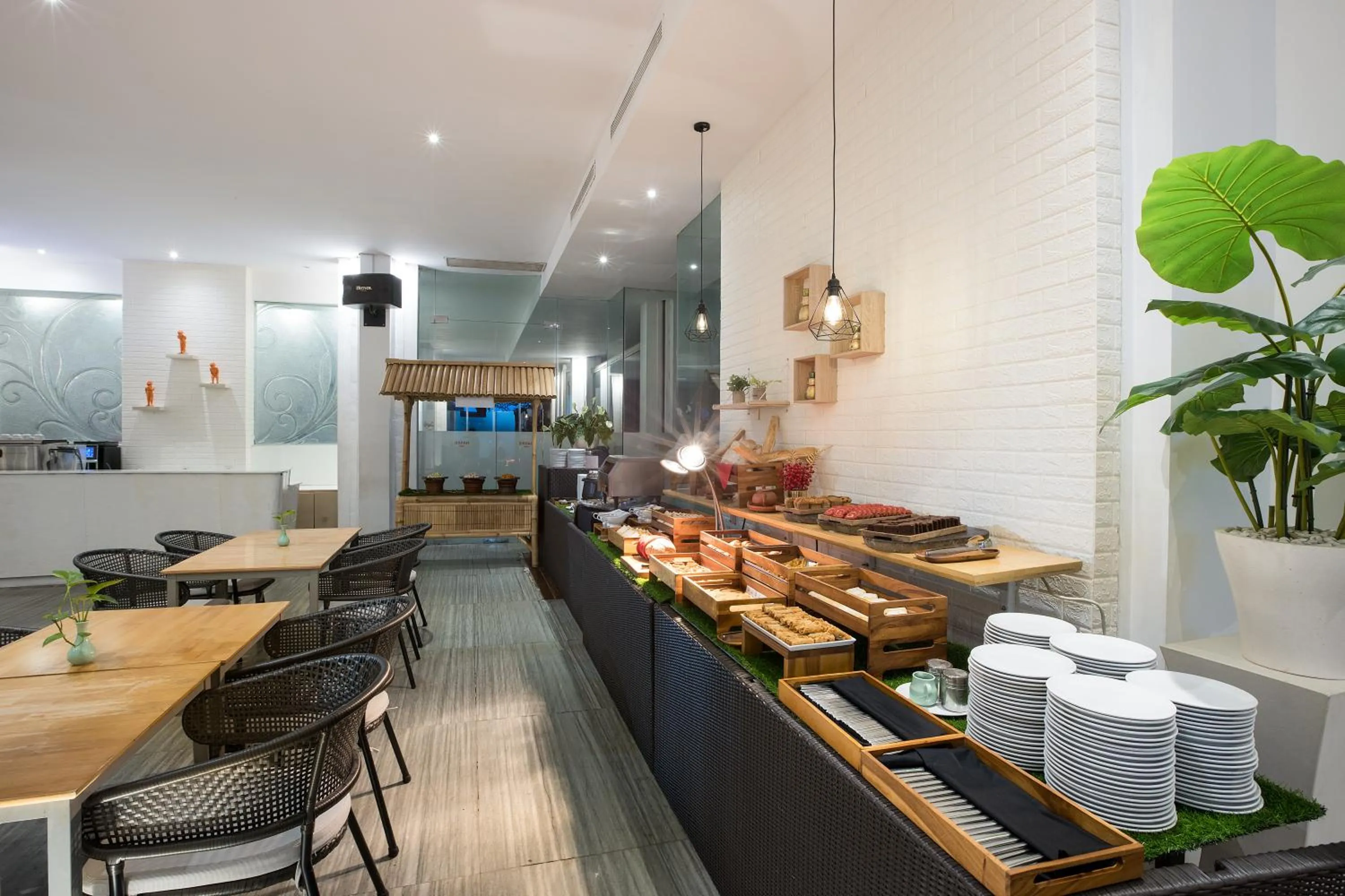 Restaurant/places to eat in HARRIS Hotel & Residences Sunset Road