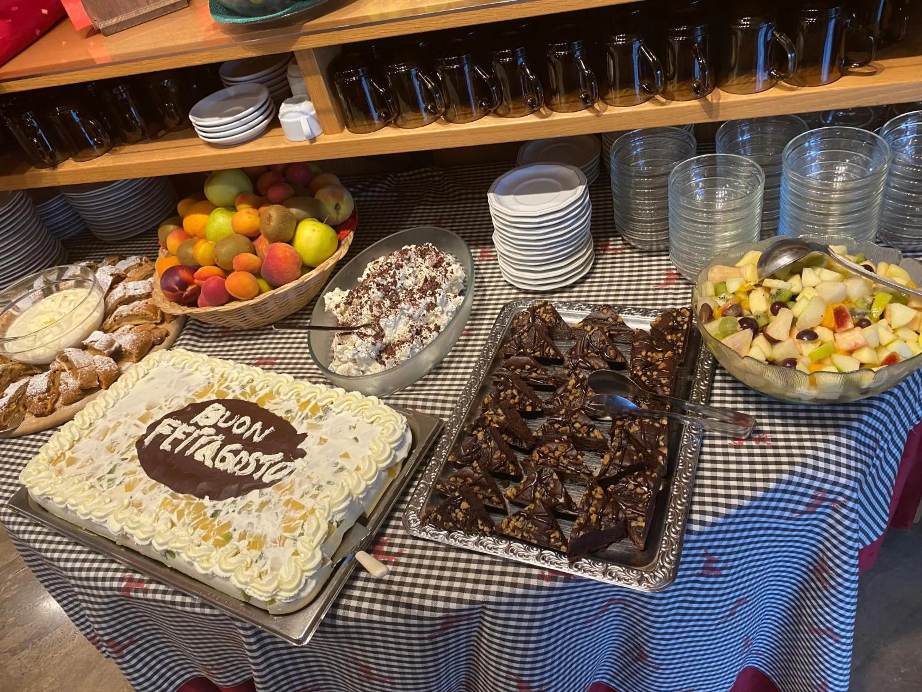 Food and drinks in Hotel Villa Emilia