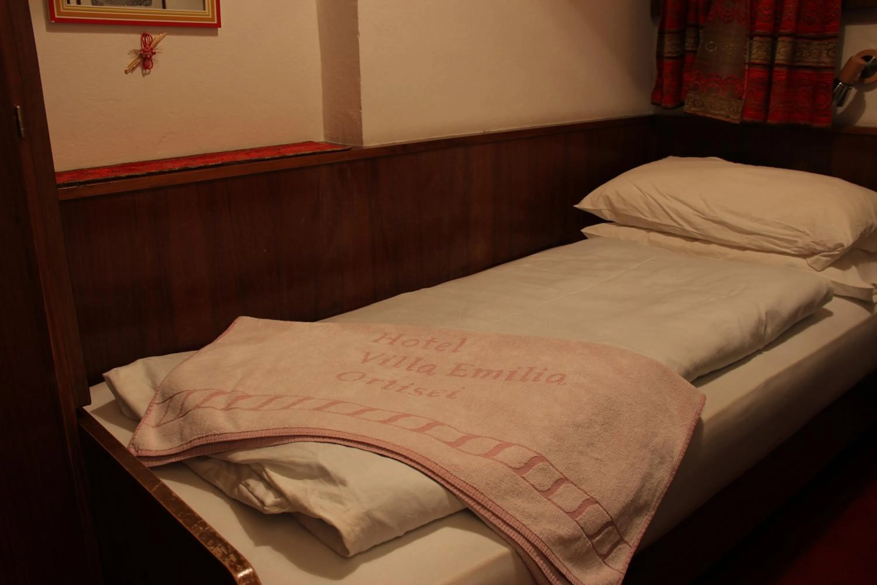 Decorative detail, Bed in Hotel Villa Emilia