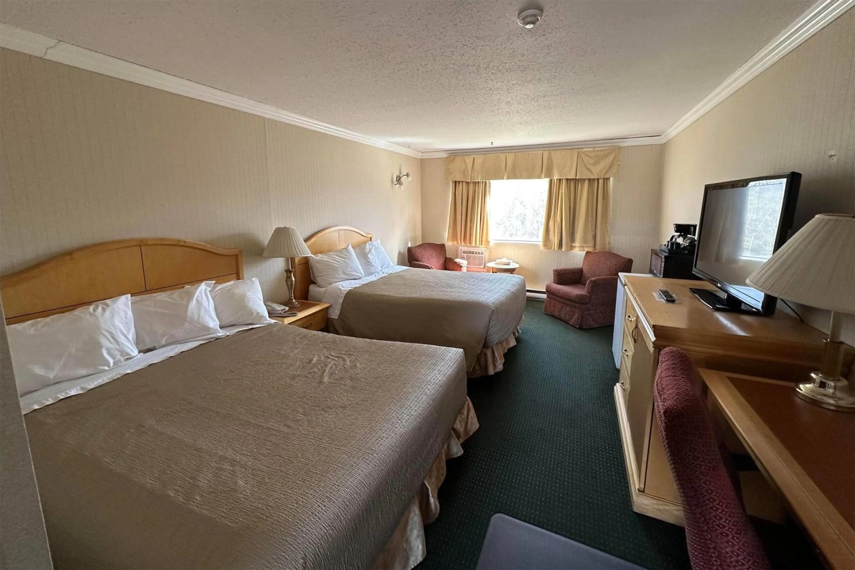 Photo of the whole room, Bed in Travelodge by Wyndam Chetwynd