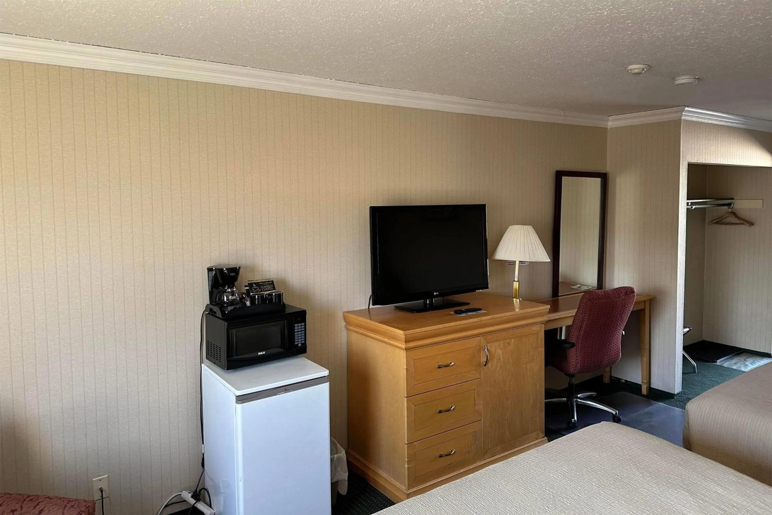 Photo of the whole room, Bed in Travelodge by Wyndam Chetwynd