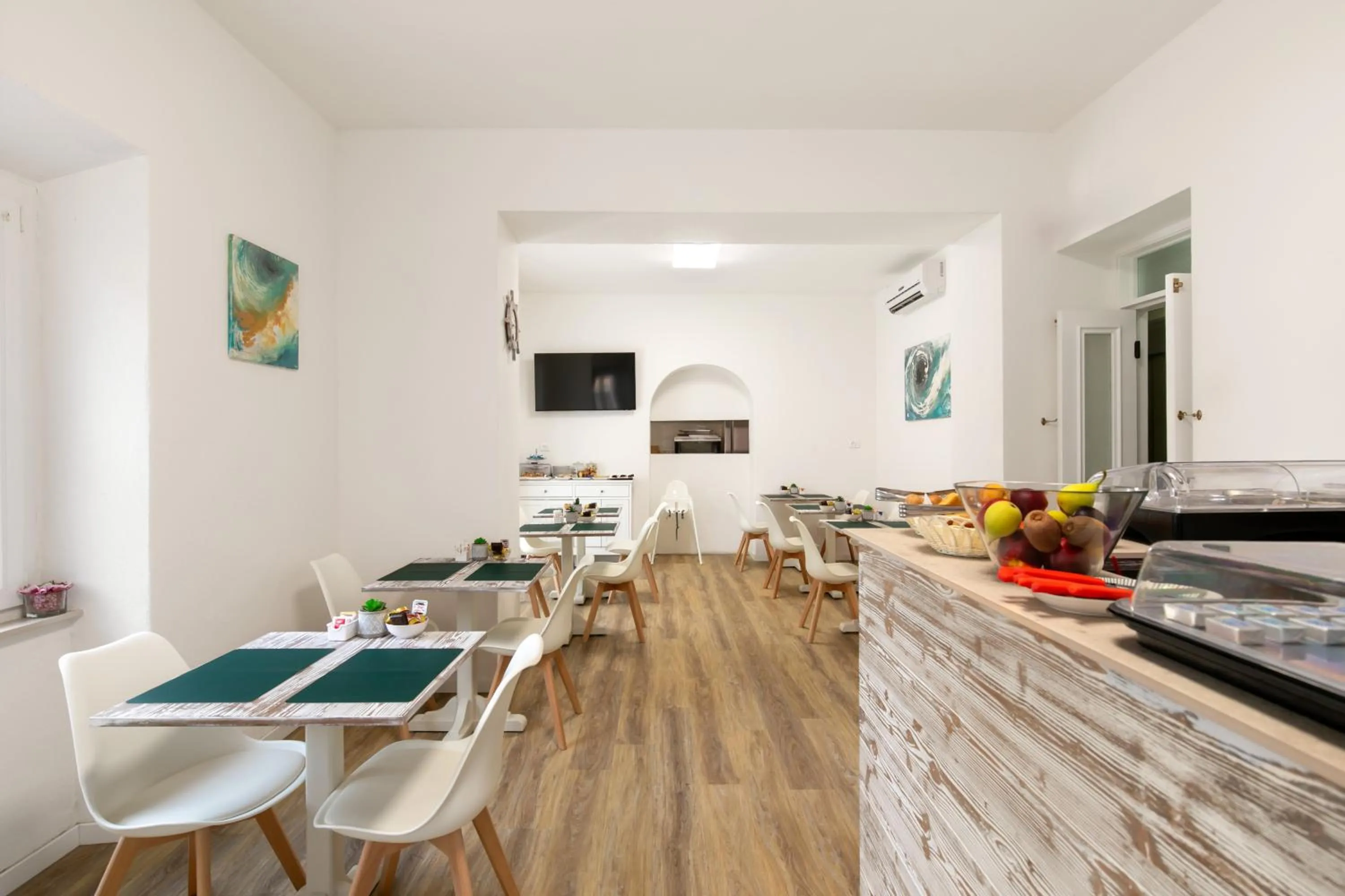 Communal lounge/ TV room in Hotel Week End