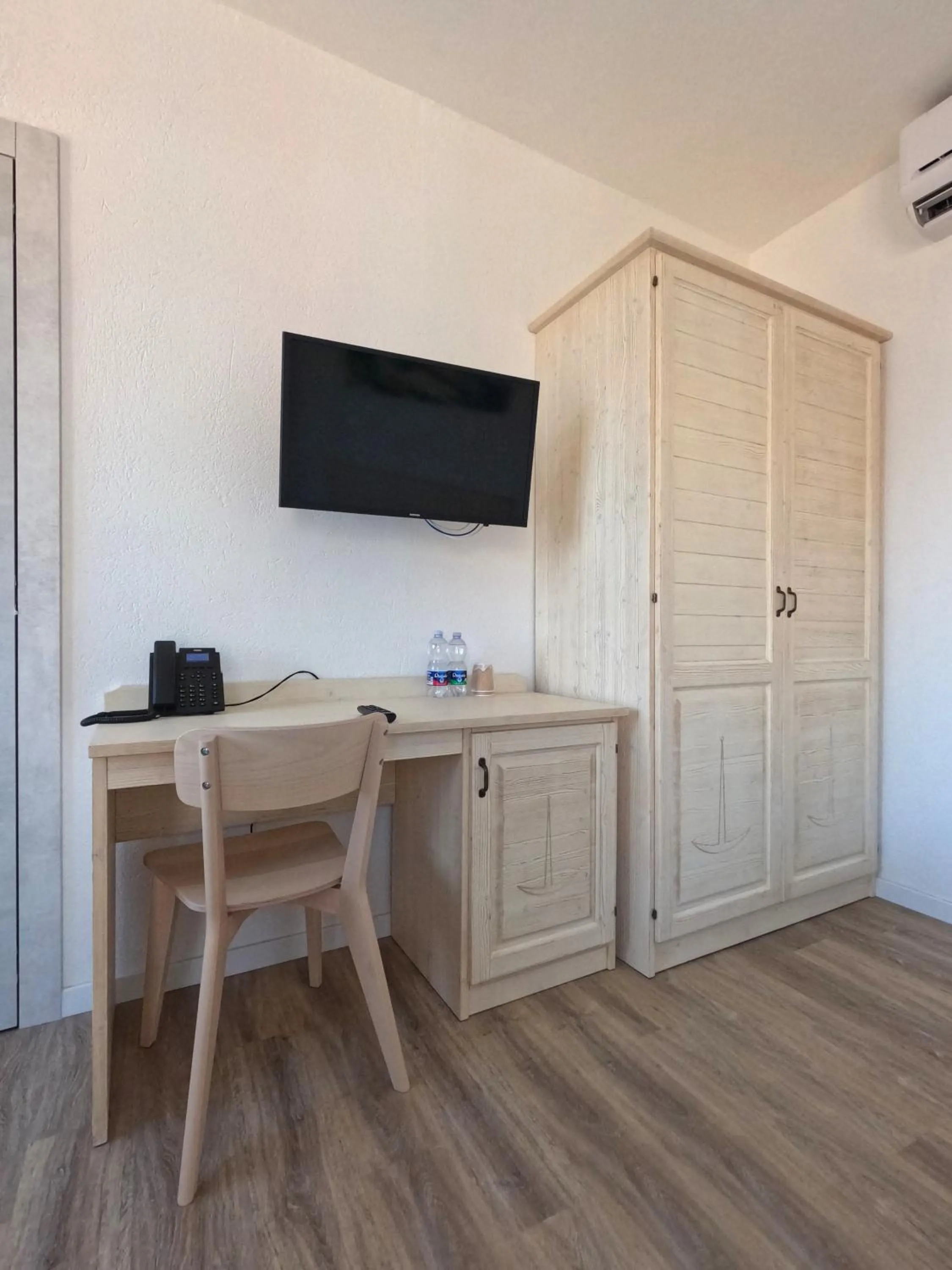 TV and multimedia in Hotel Week End