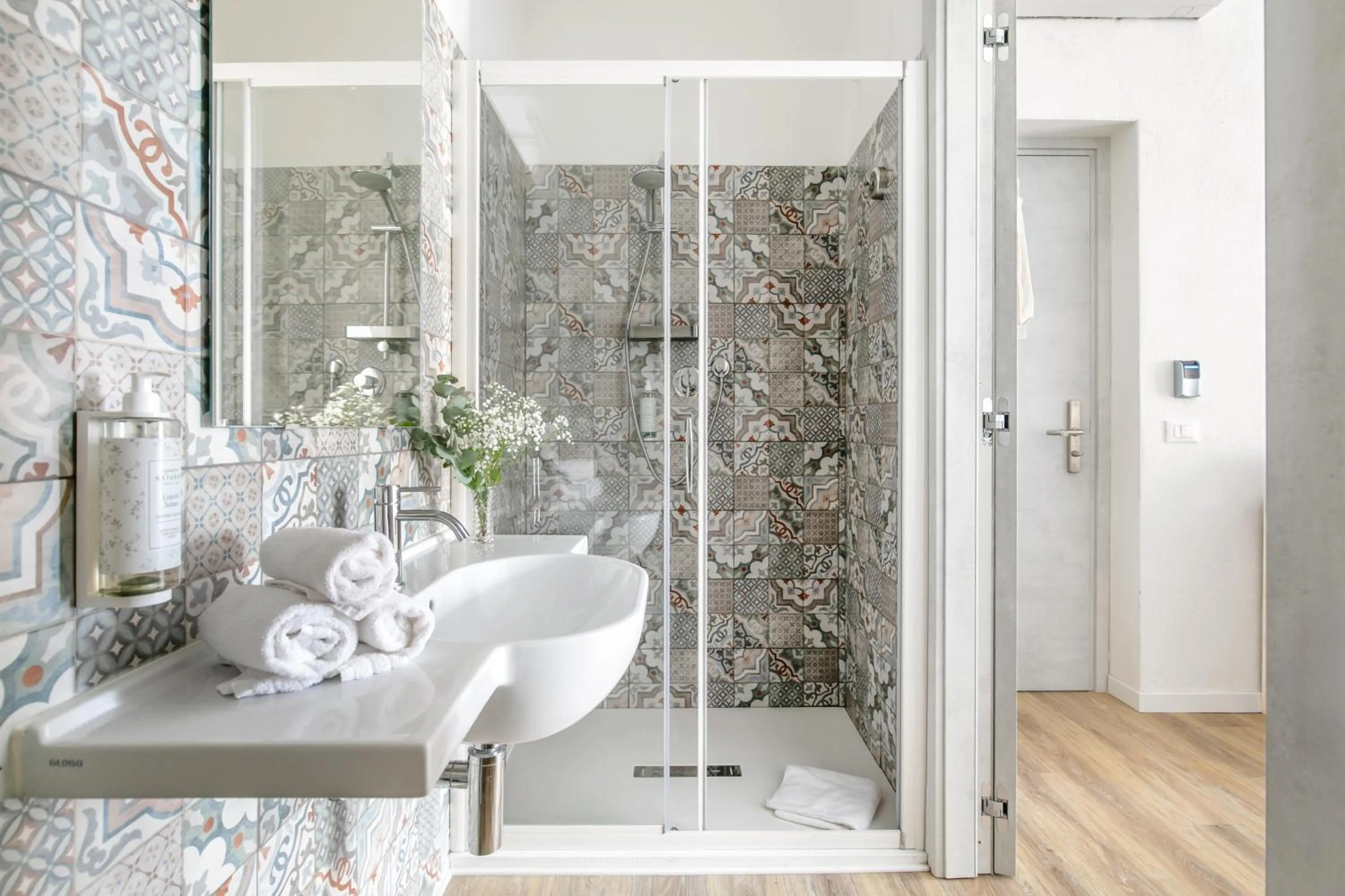 Shower in Hotel Week End