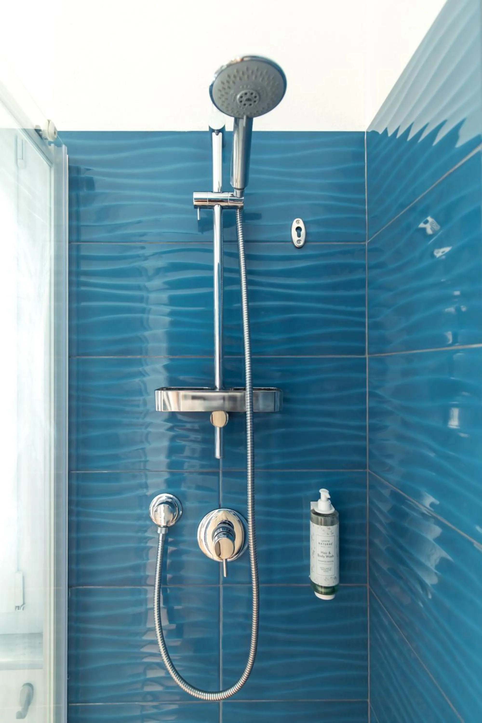 Shower in Hotel Week End