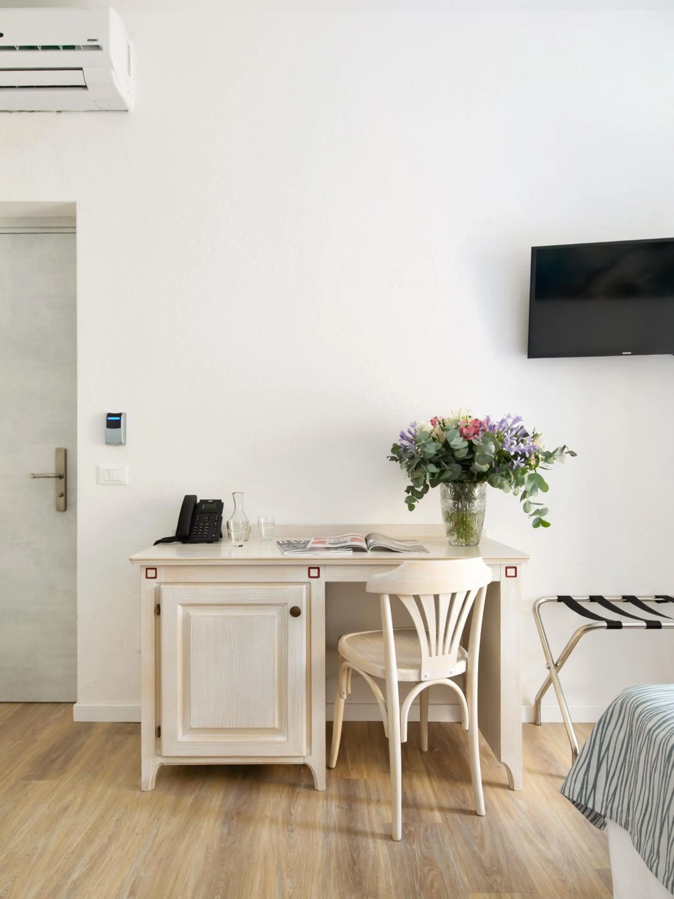 TV and multimedia in Hotel Week End