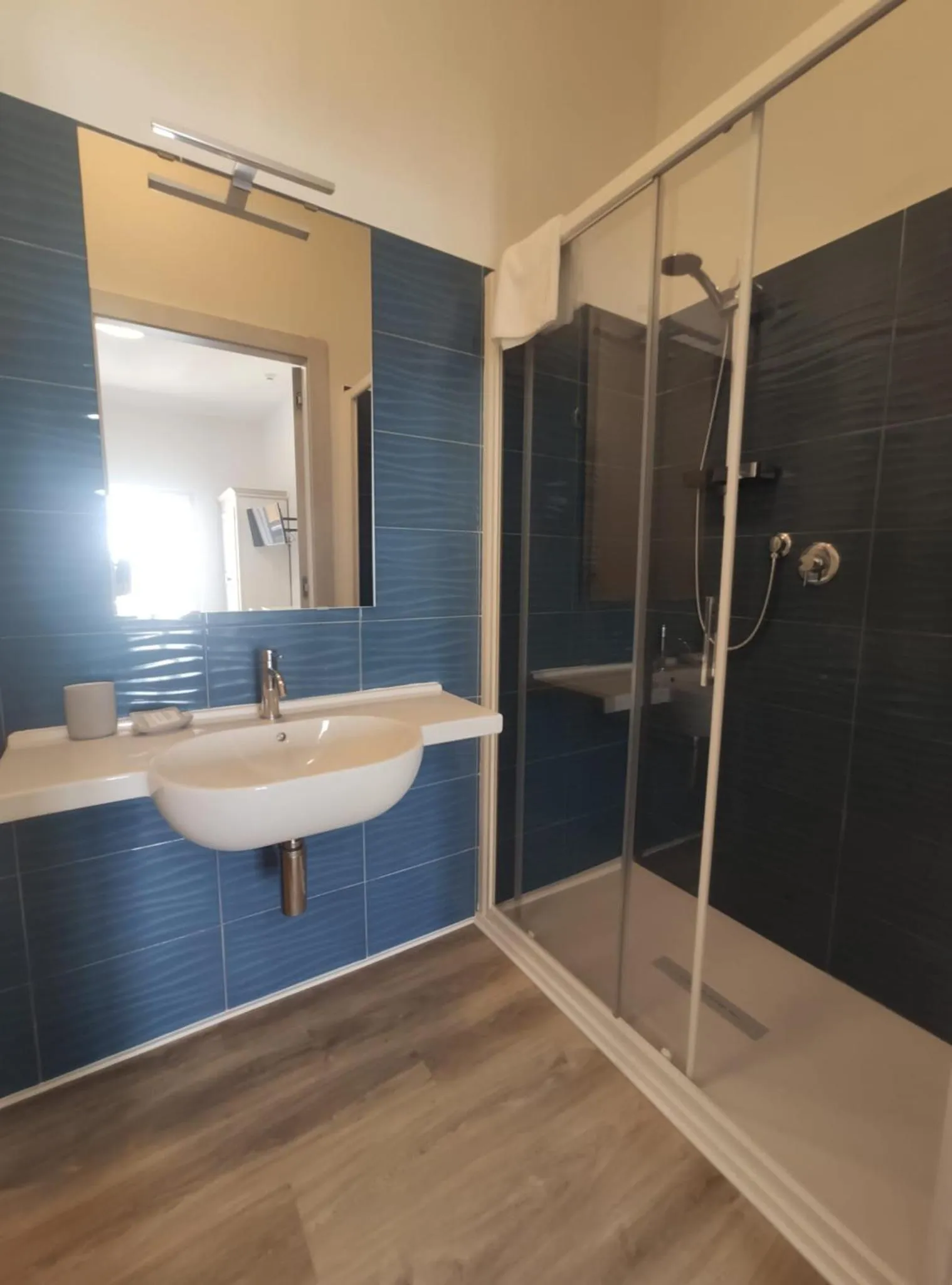 Shower in Hotel Week End