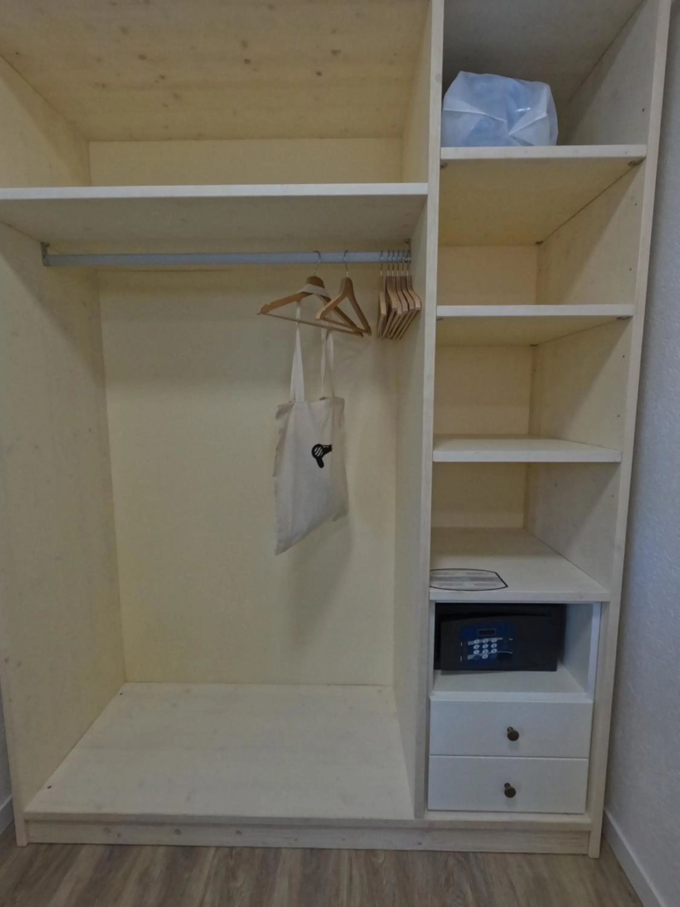 hair dryier in Hotel Week End