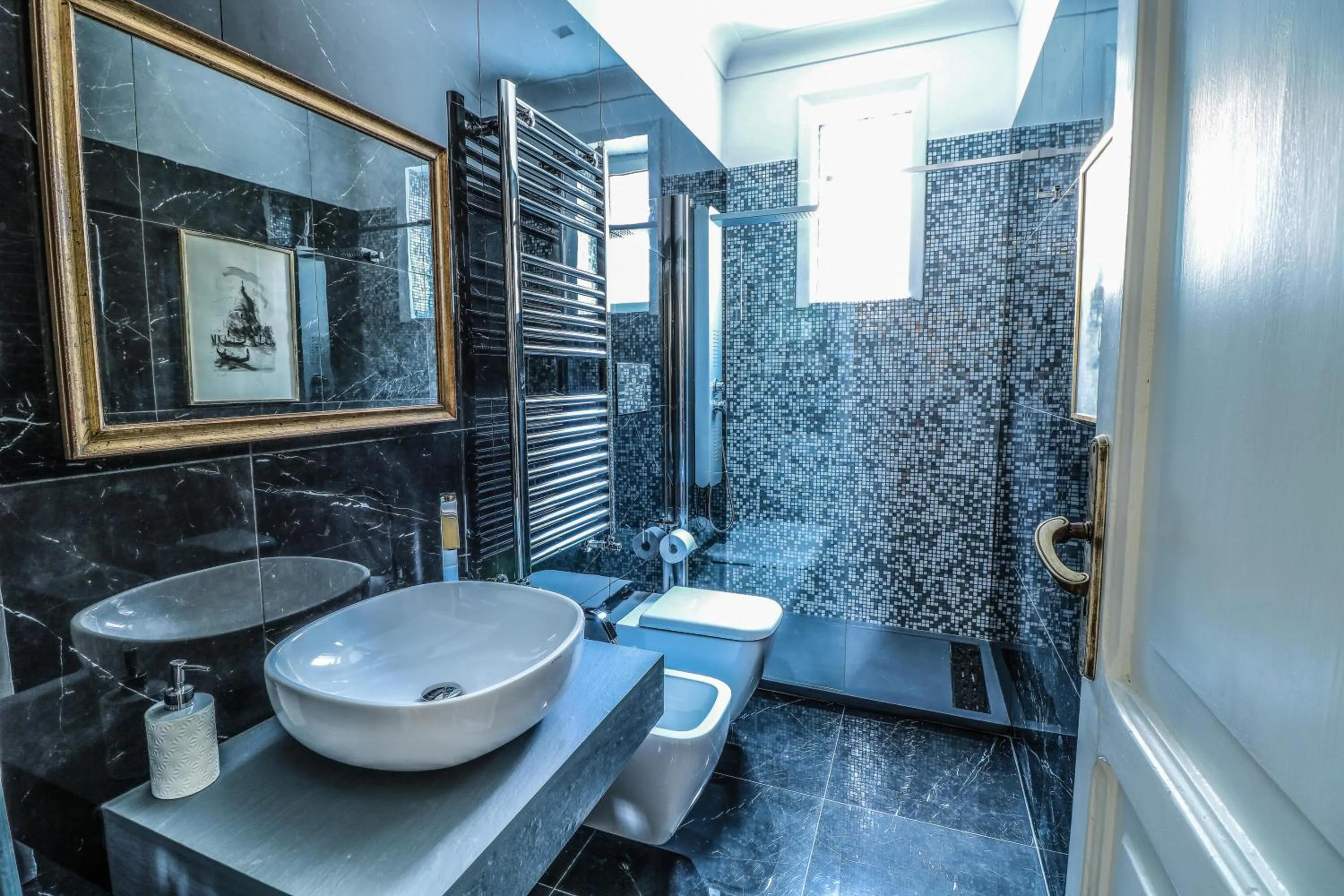 Shower in Scognamiglio Suites
