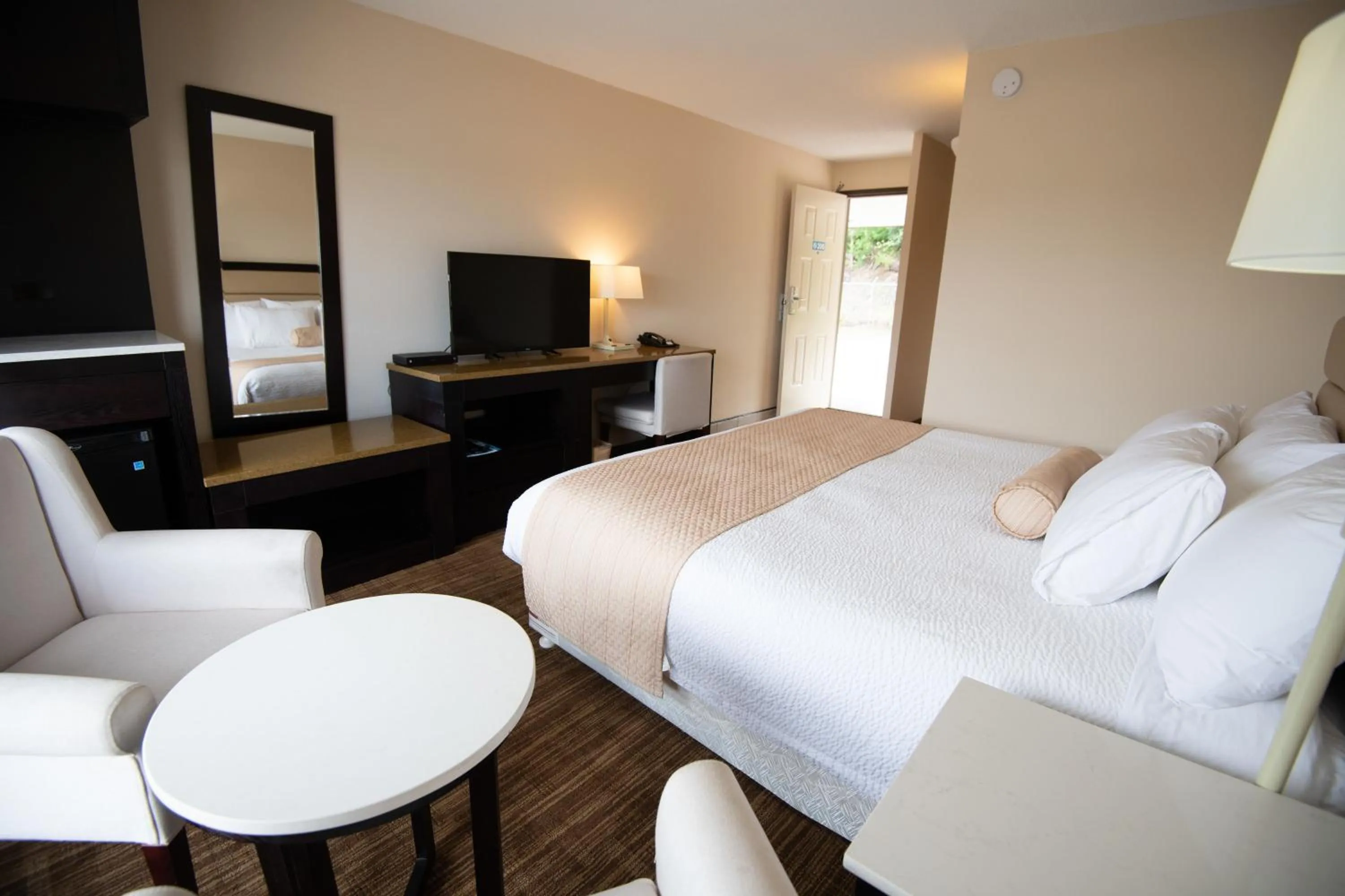 Communal lounge/ TV room, TV/Entertainment Center in North Star Inn & Suites