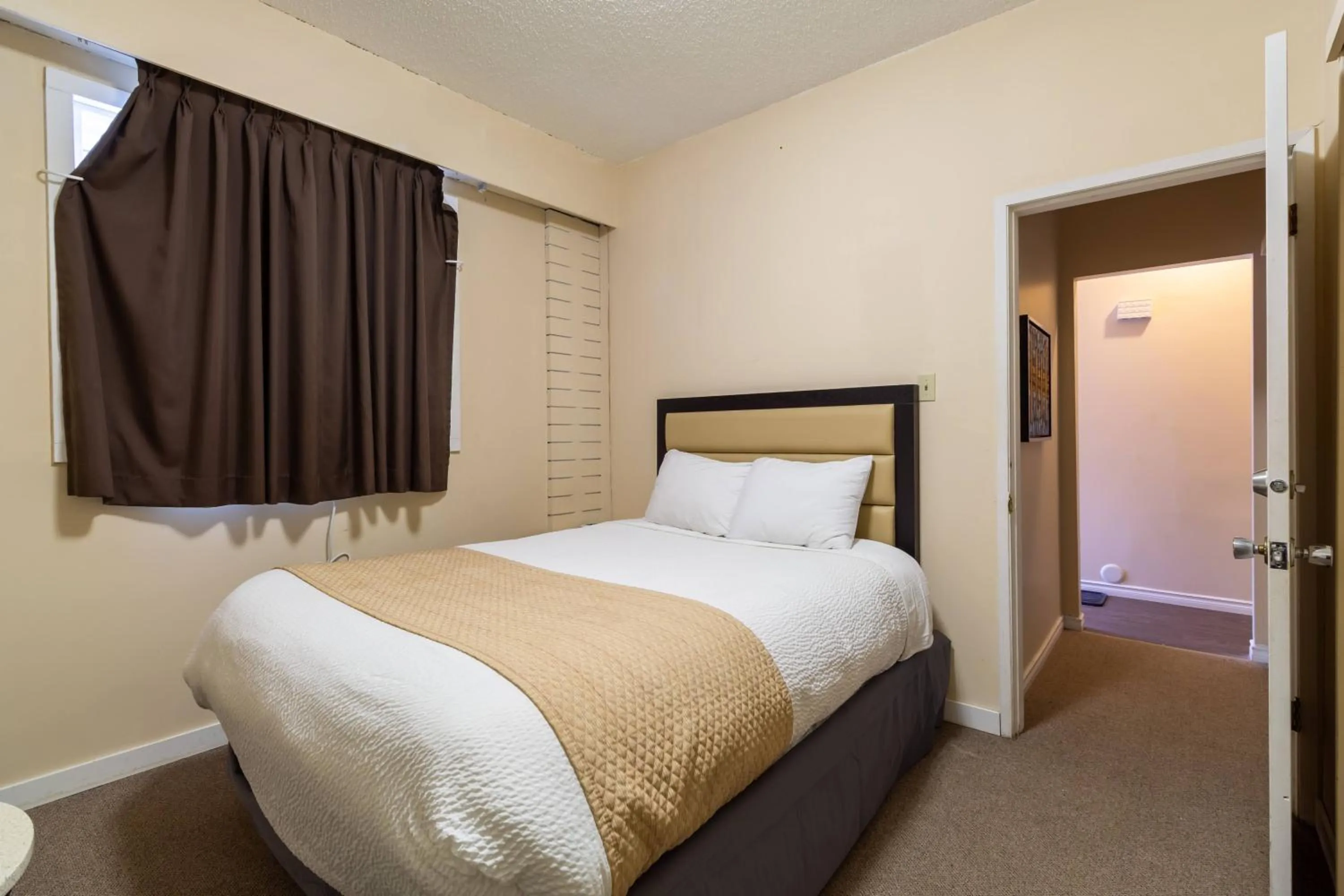 Bed in North Star Inn & Suites