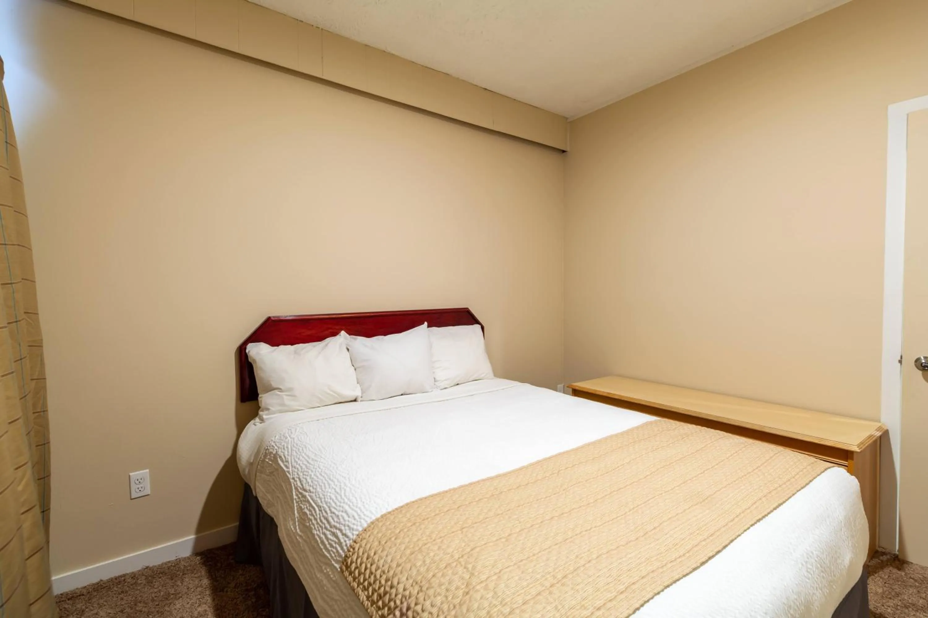 Bed in North Star Inn & Suites