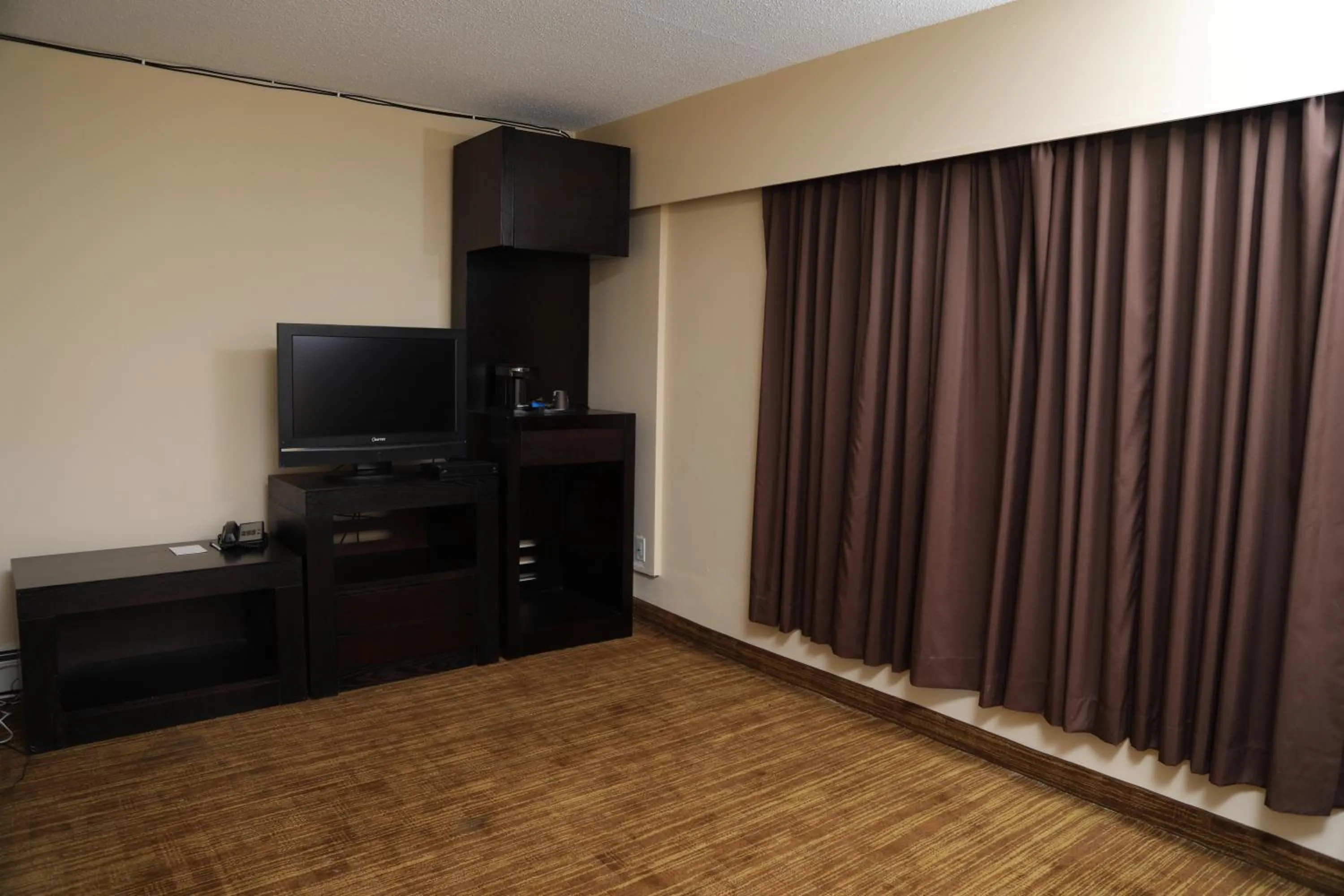 Living room, TV/Entertainment Center in North Star Inn & Suites