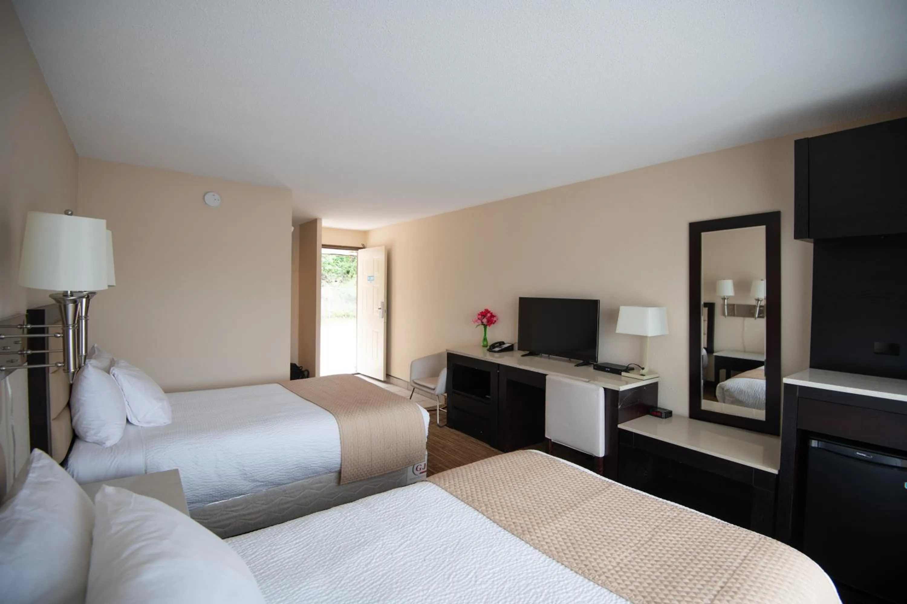 Bed, TV/Entertainment Center in North Star Inn & Suites