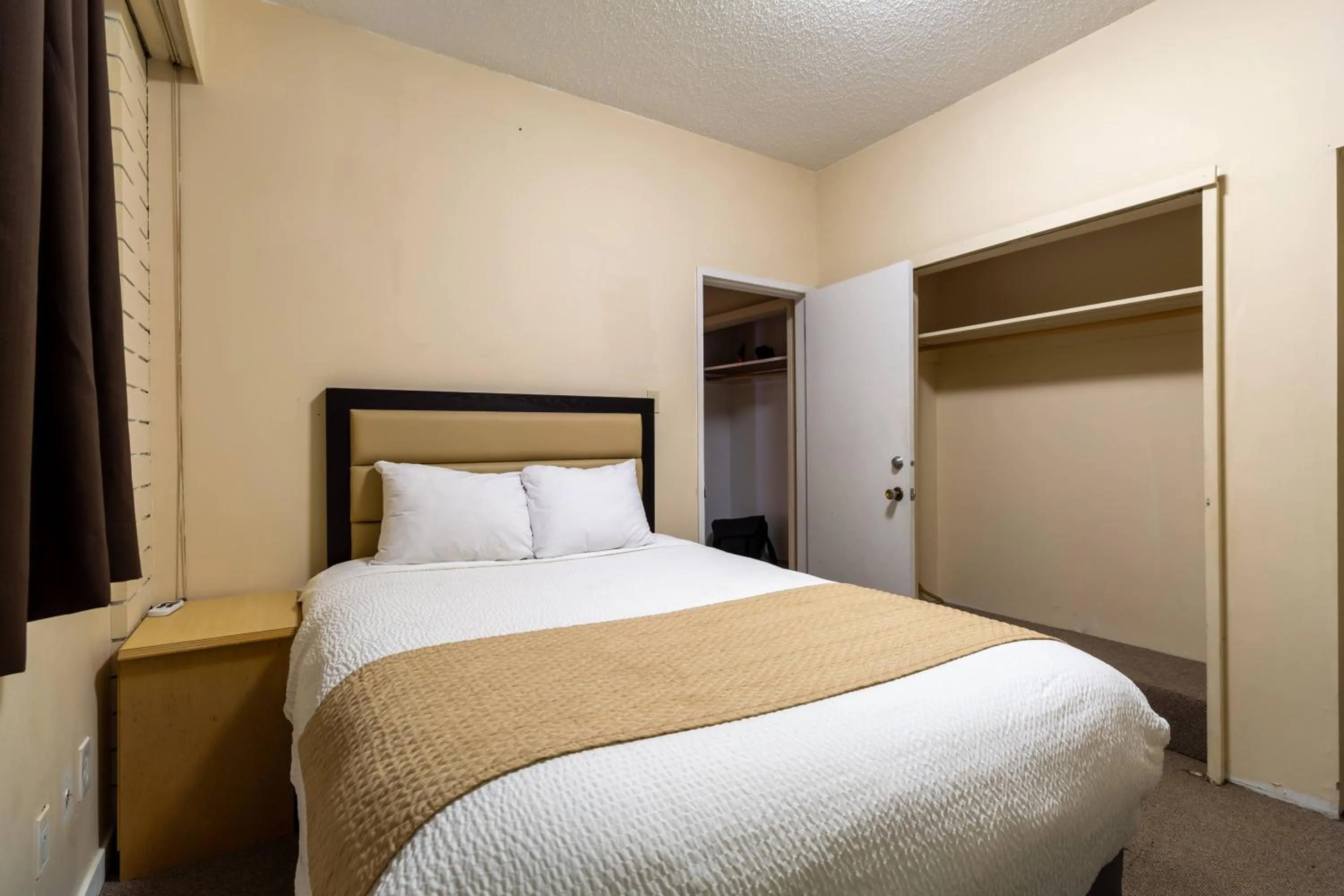 Bed in North Star Inn & Suites