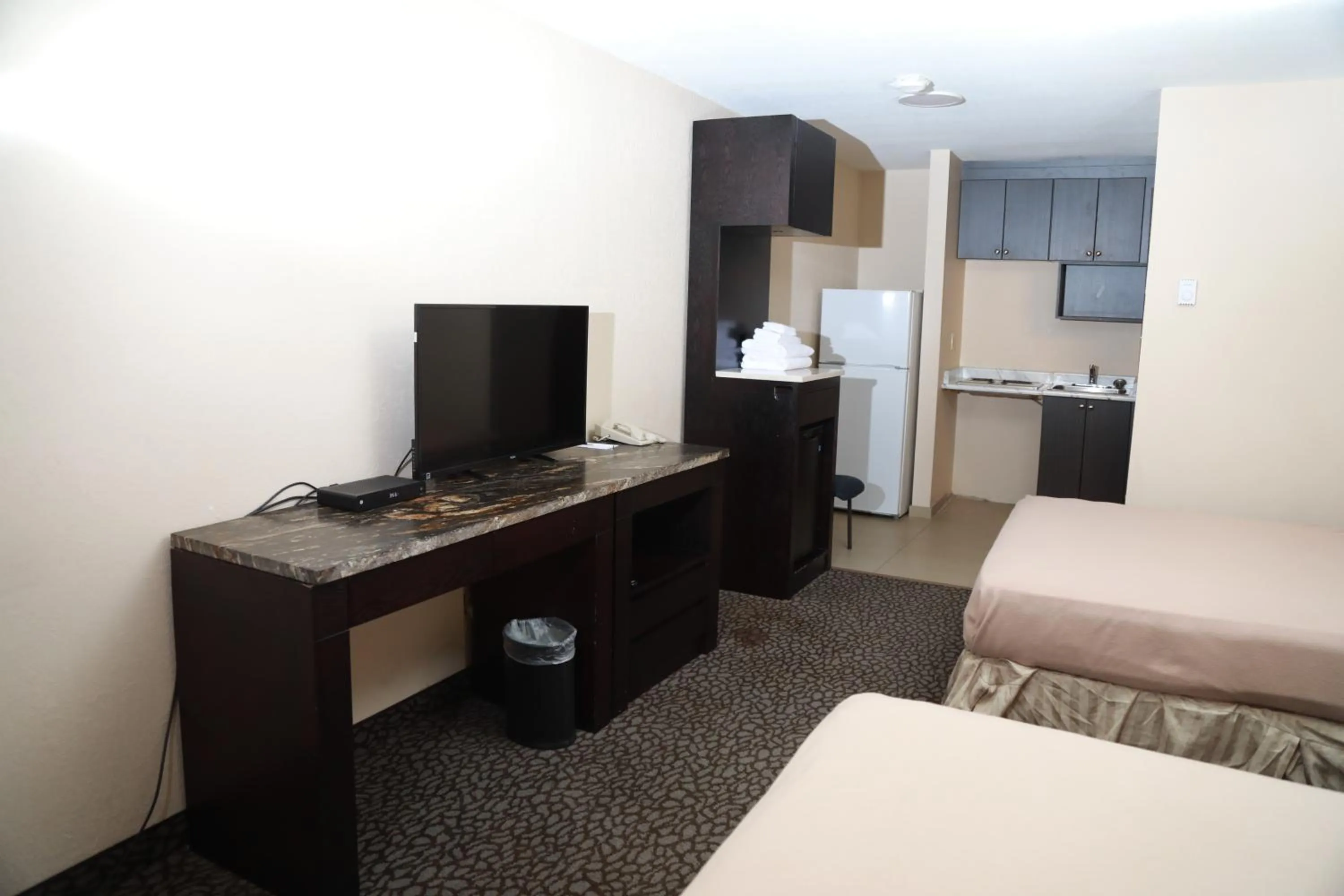 Communal lounge/ TV room, TV/Entertainment Center in North Star Inn & Suites