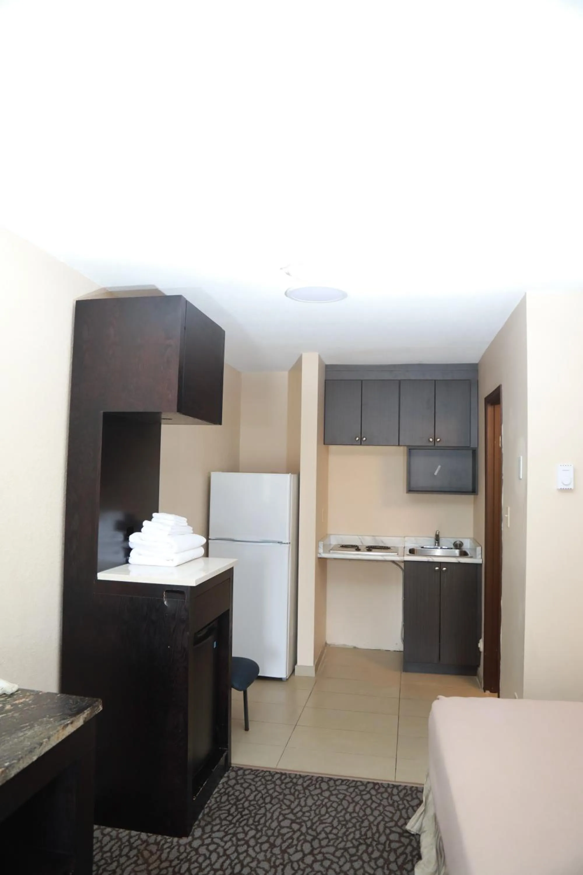 Kitchen or kitchenette, Bathroom in North Star Inn & Suites