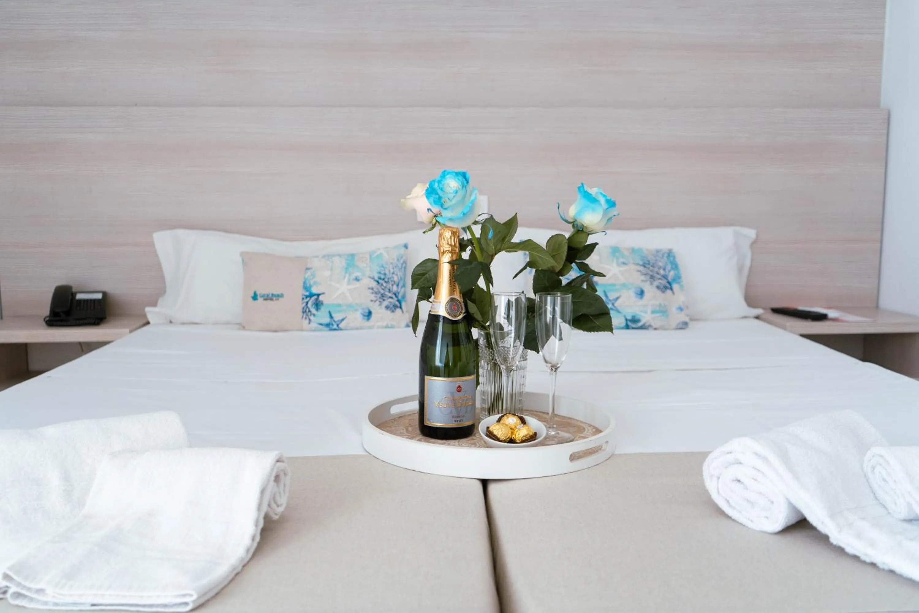 Bed in Coral beach house & food