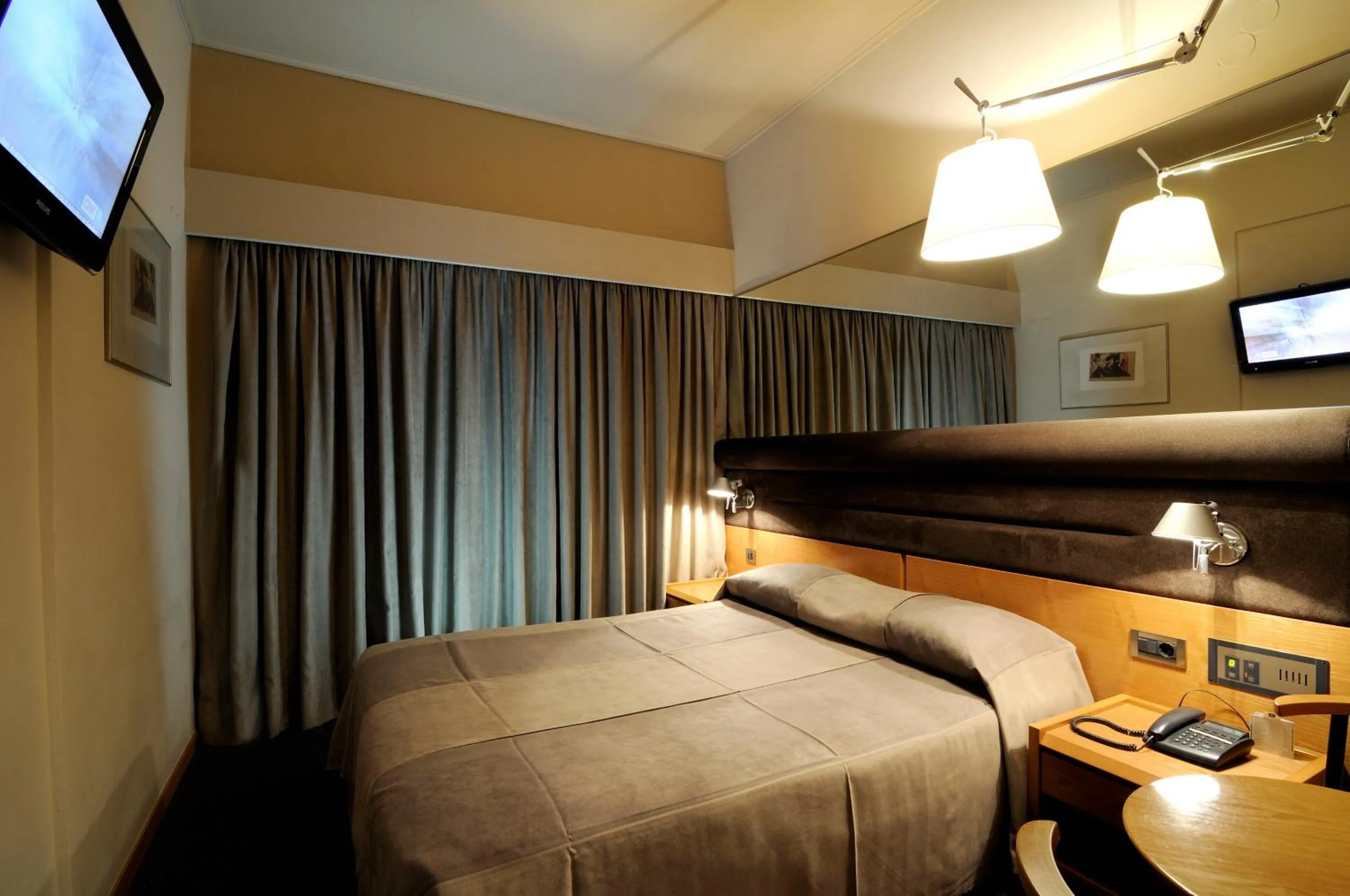 Photo of the whole room, Bed in Maniatis Hotel