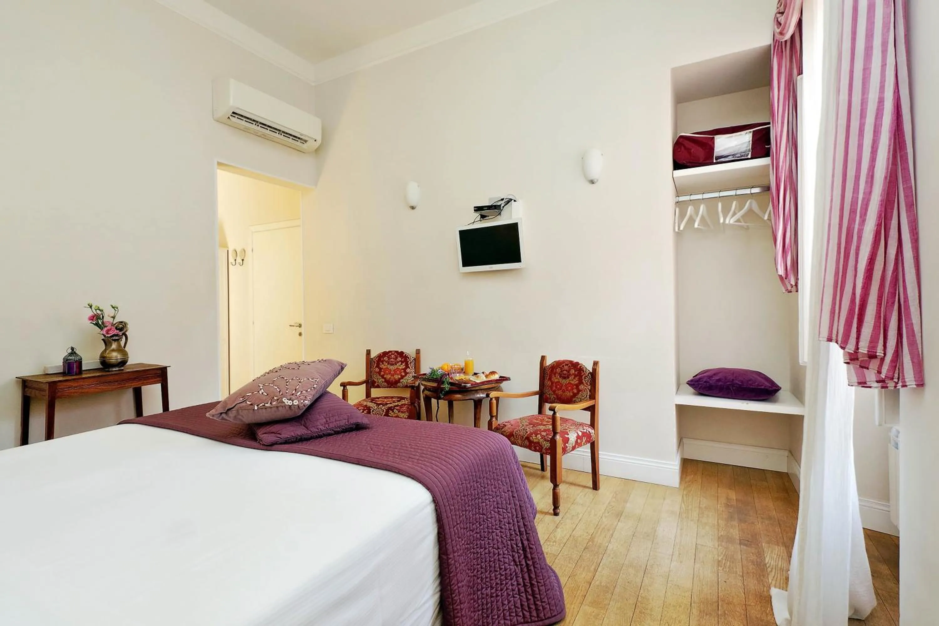 Decorative detail, Bed in Guest House Amaranto Romano