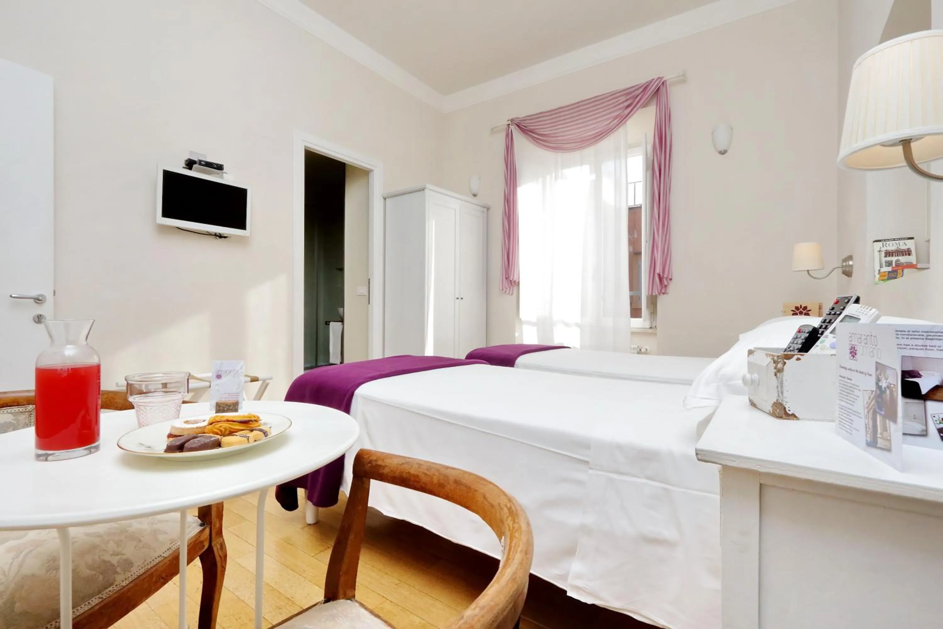 Decorative detail, Bed in Guest House Amaranto Romano