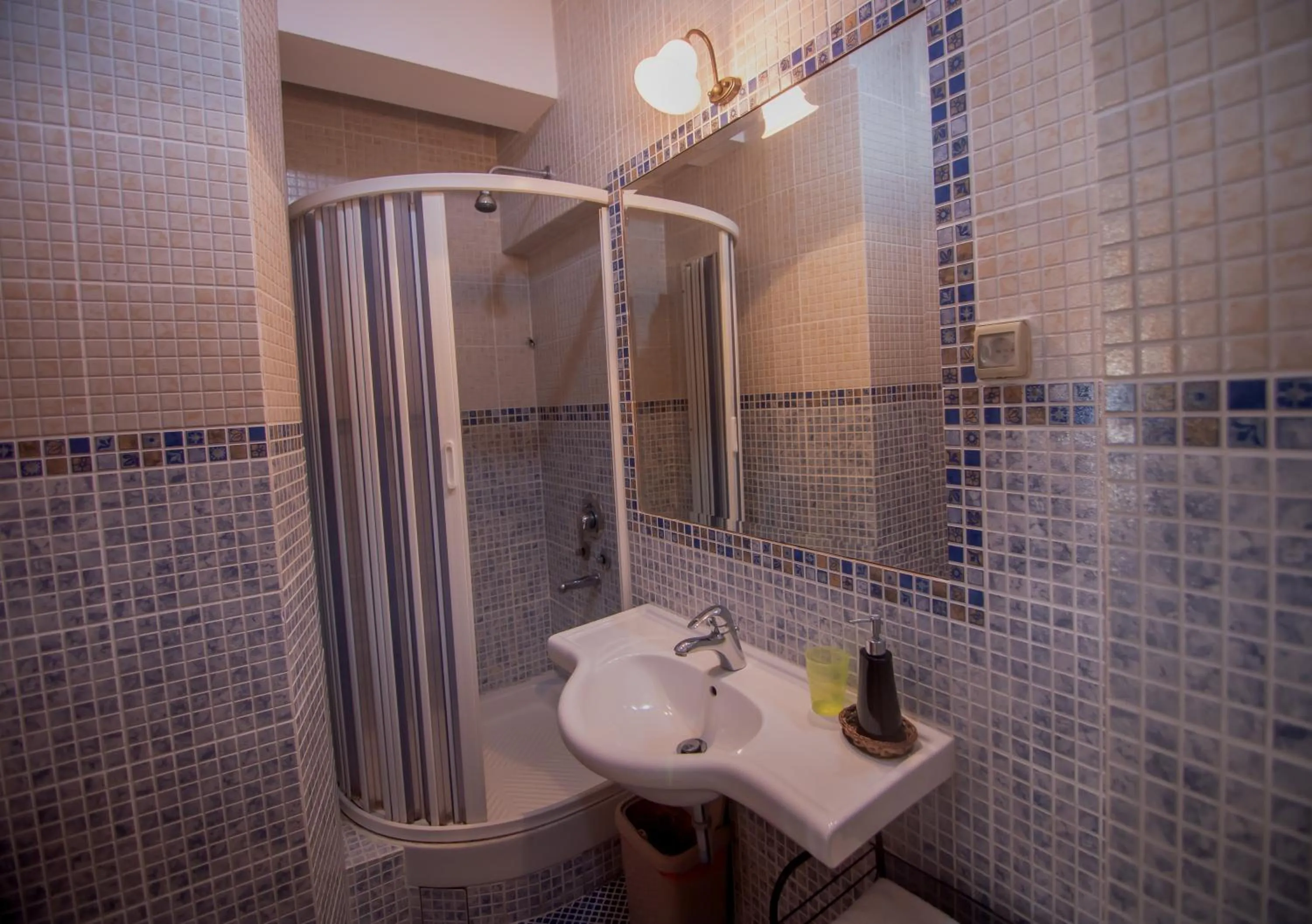 Shower in Apartments and Rooms Levantin Inn
