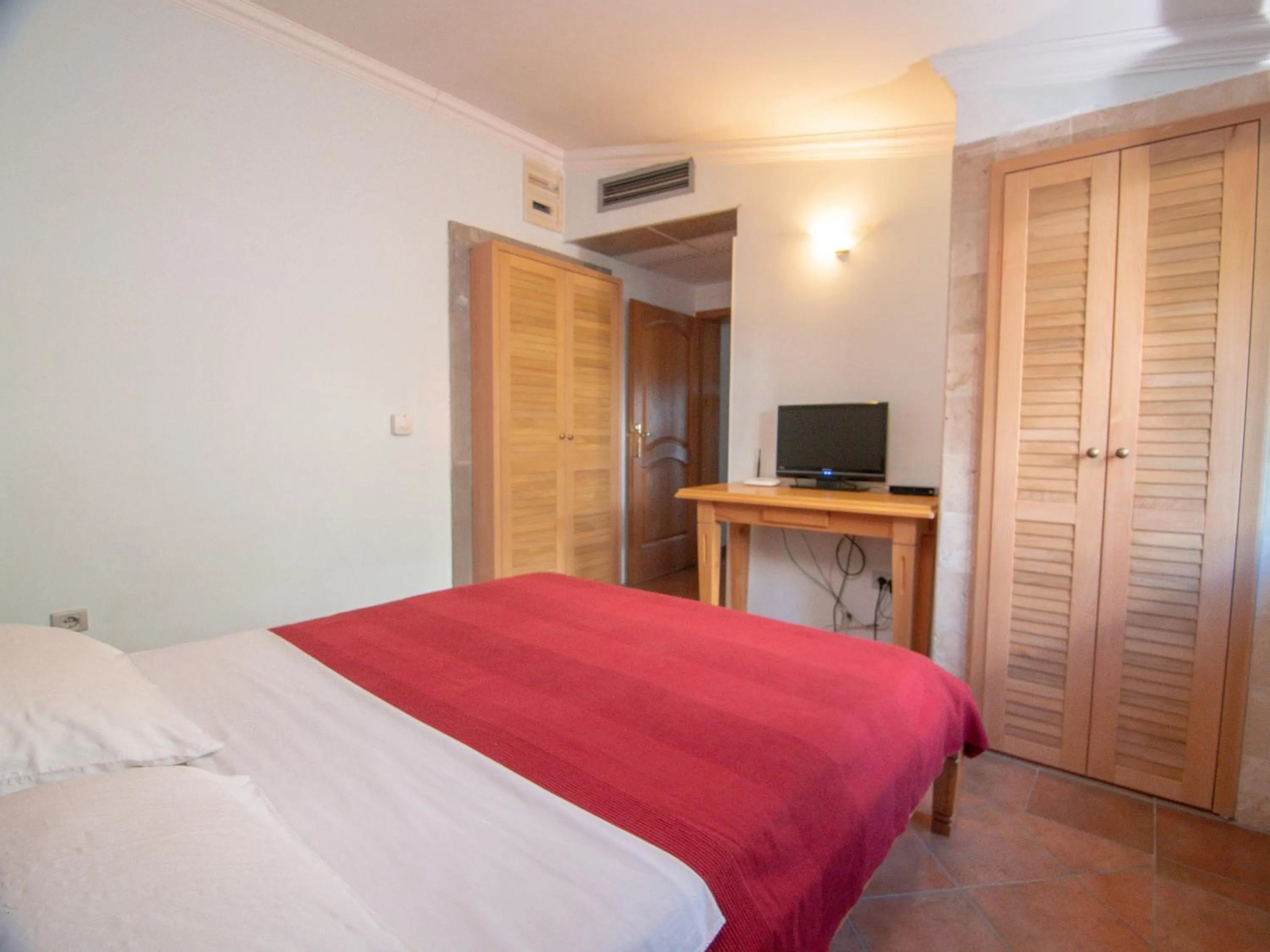 Property building, Bed in Apartments and Rooms Levantin Inn