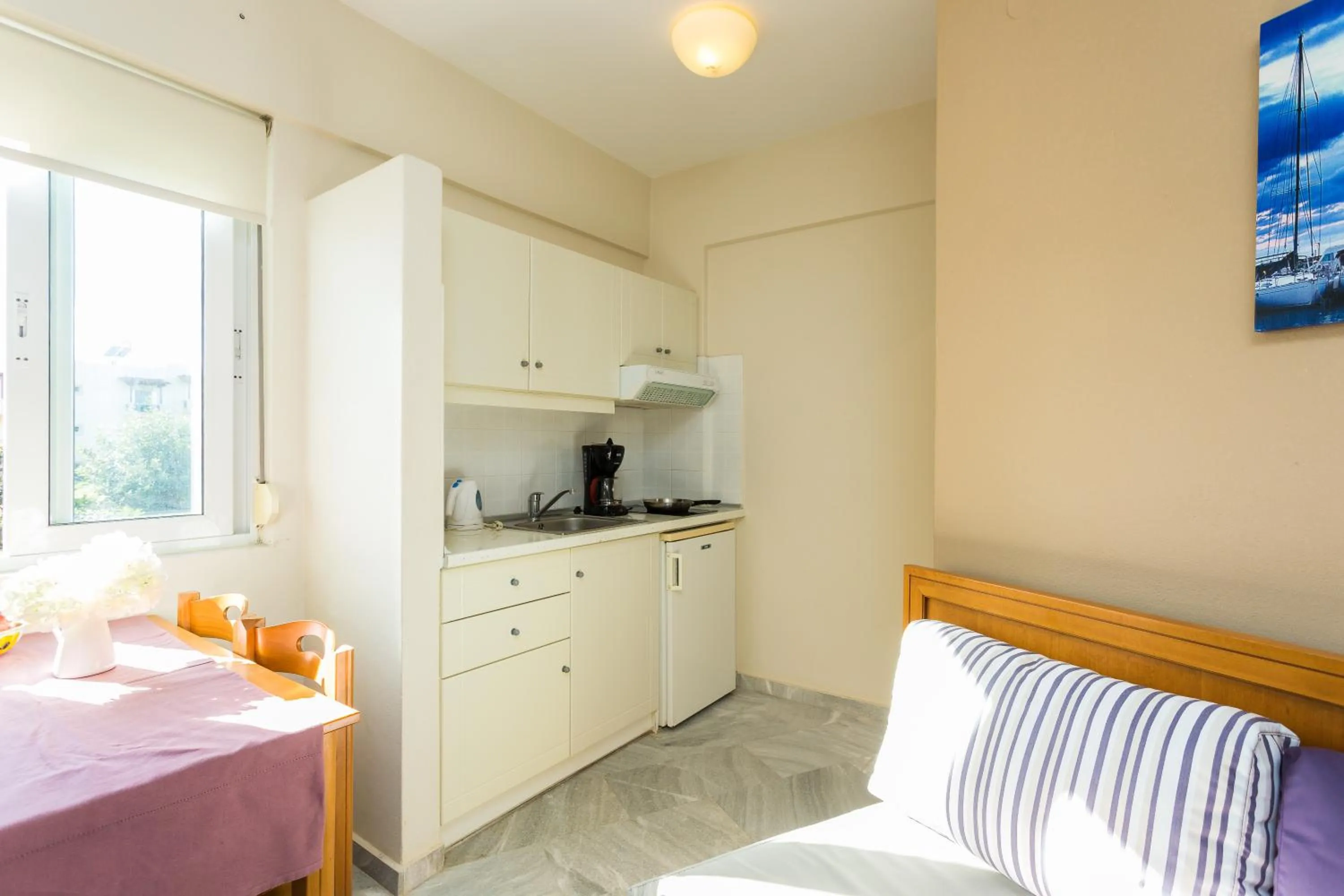 Kitchen or kitchenette, Bed in Radamanthy's Hotel Apartments