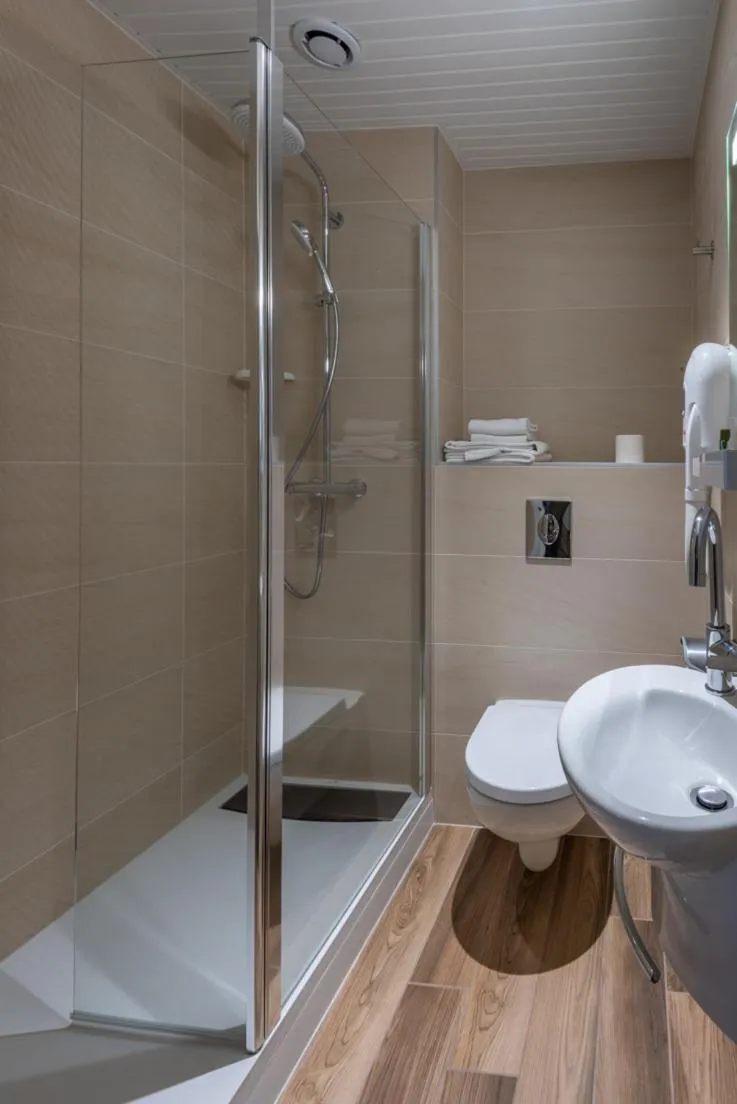 Bathroom in Les Orchidées , Hôtel & Restaurant