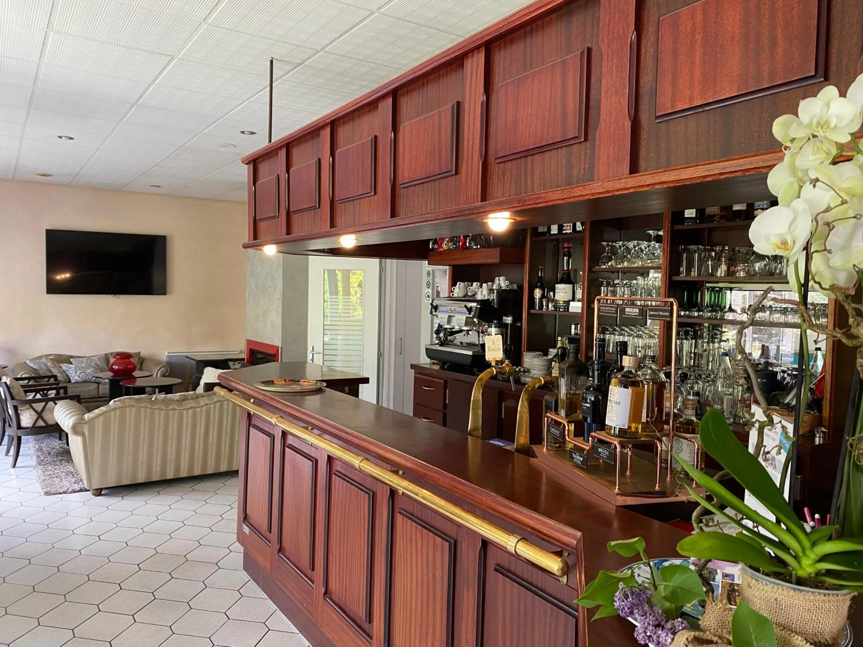 Lounge or bar in Les Orchidées , Hôtel & Restaurant