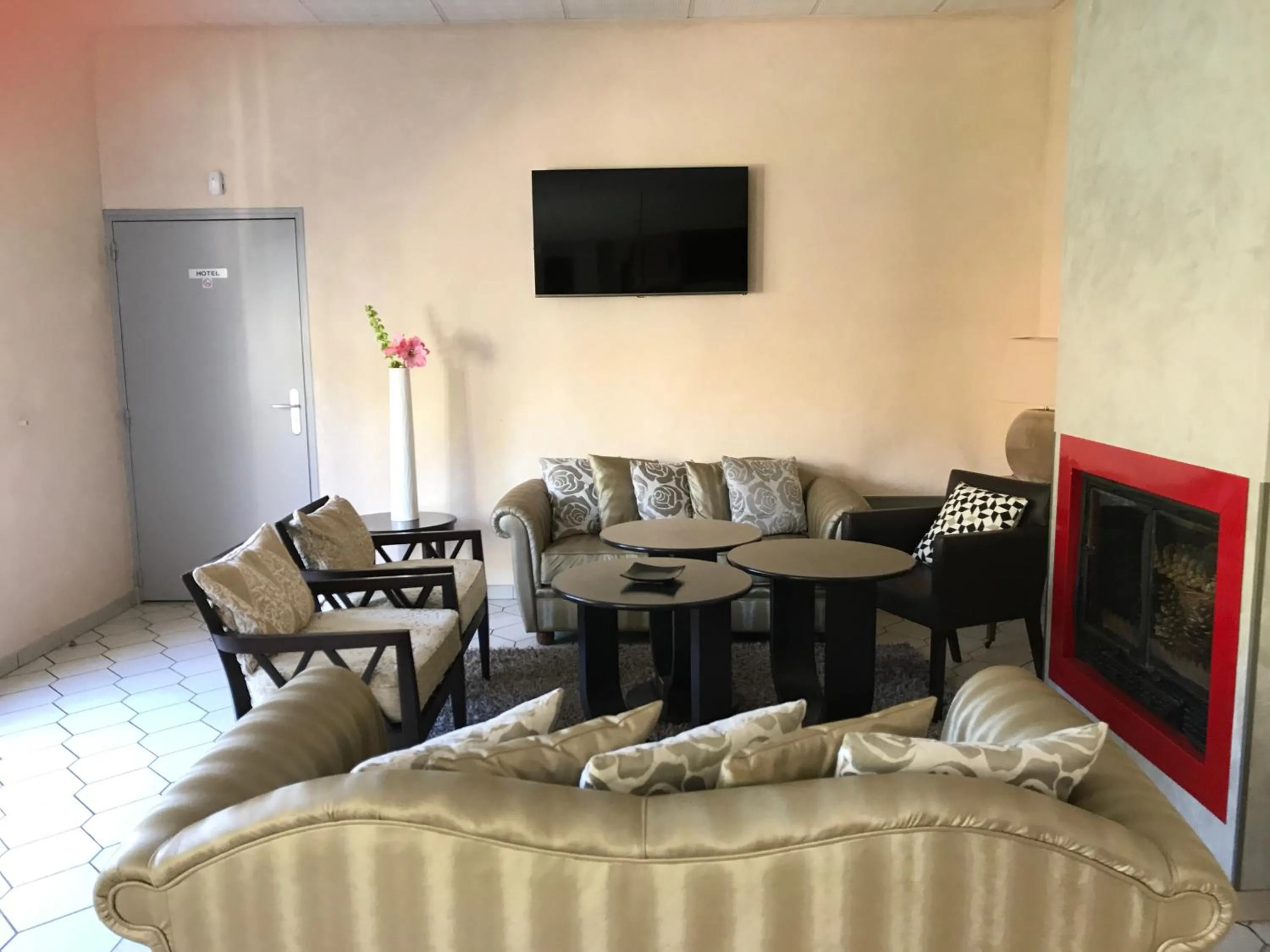 Lounge or bar in Les Orchidées , Hôtel & Restaurant